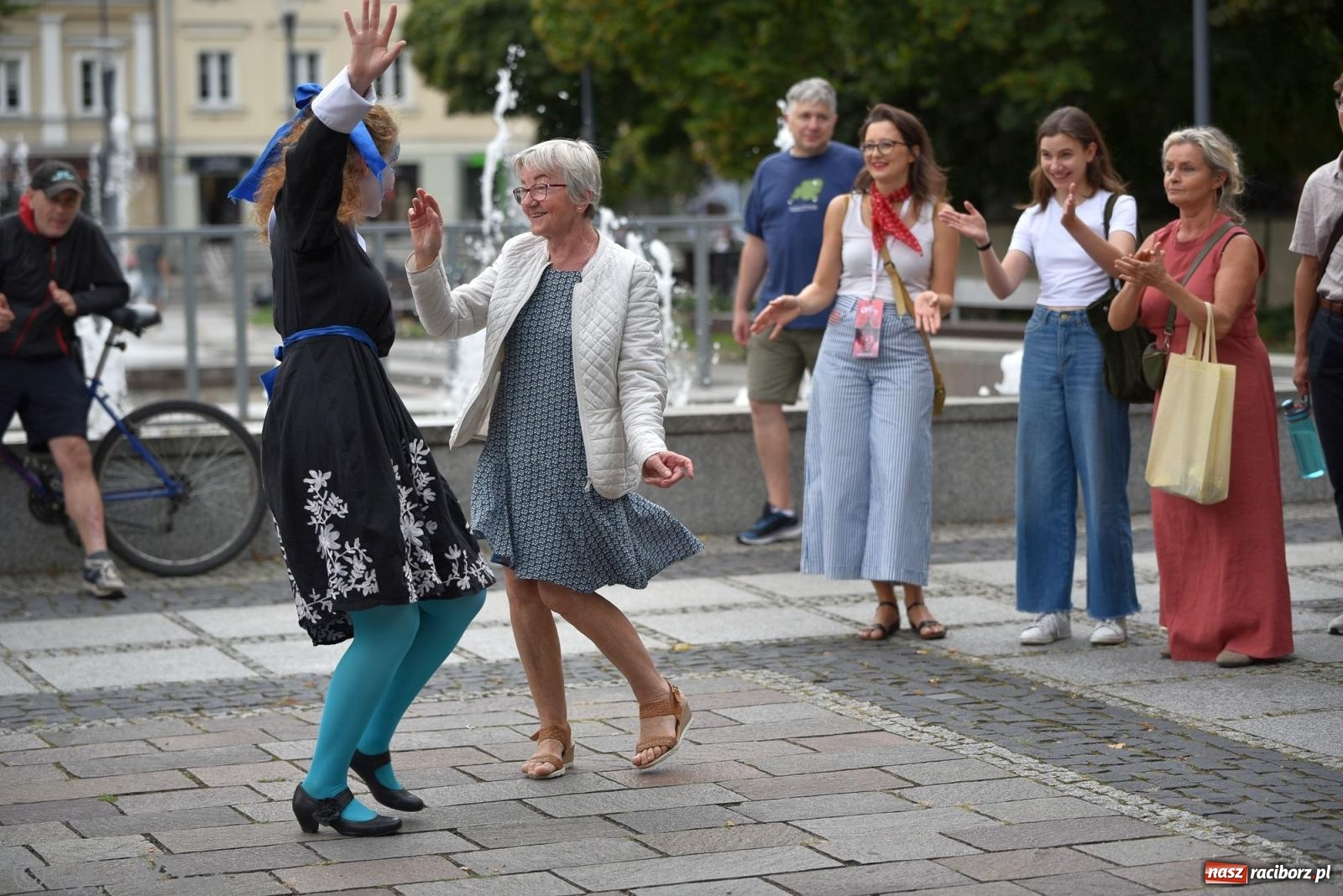 Zdjęcie w galerii na portalu naszraciborz.pl: Zmysły - wędrowny kabaret liryczny A3 Teatr w Raciborzu [FOTO i WIDEO] wiadomości z regionu