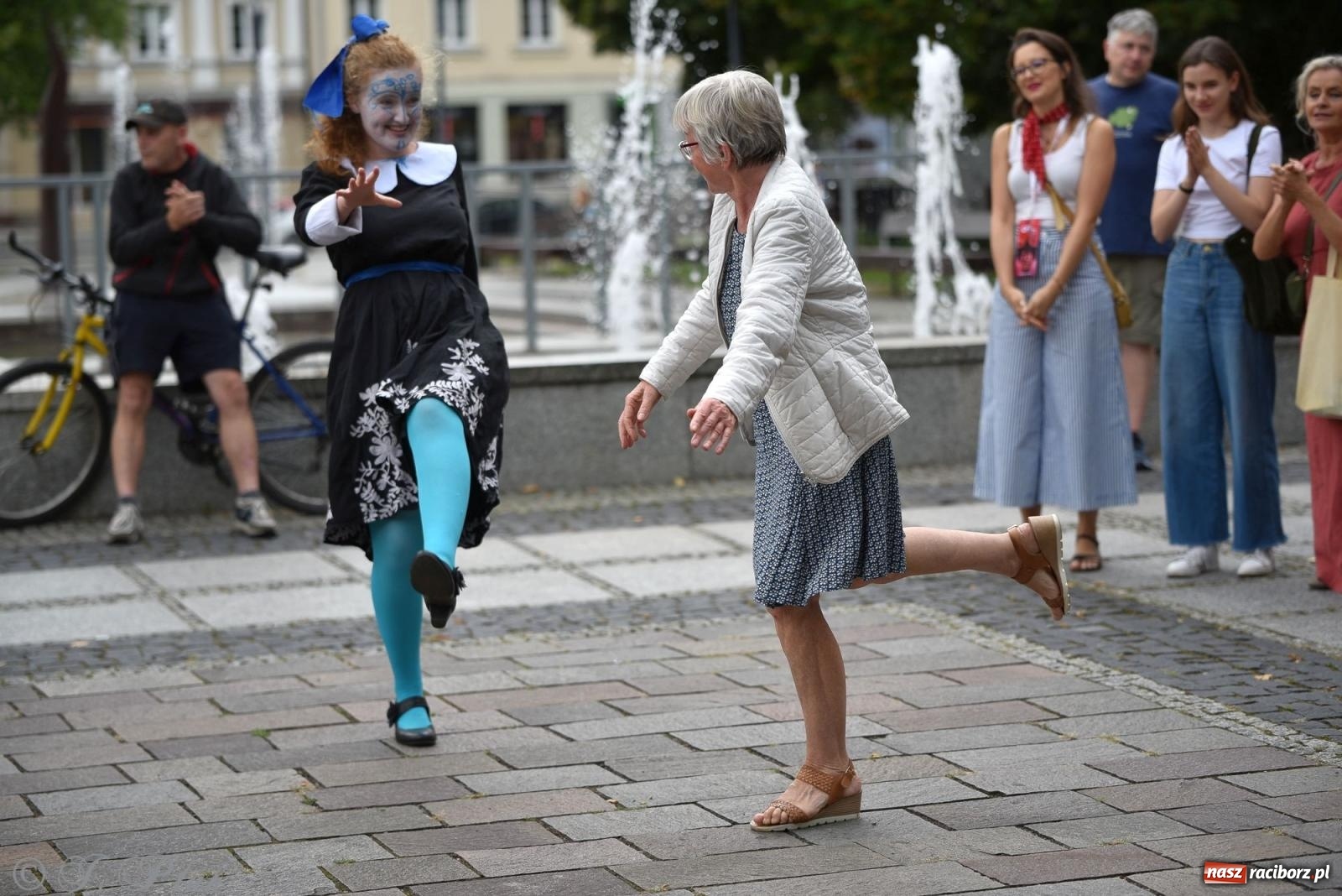 Zdjęcie w galerii na portalu naszraciborz.pl: Zmysły - wędrowny kabaret liryczny A3 Teatr w Raciborzu [FOTO i WIDEO] wiadomości z regionu