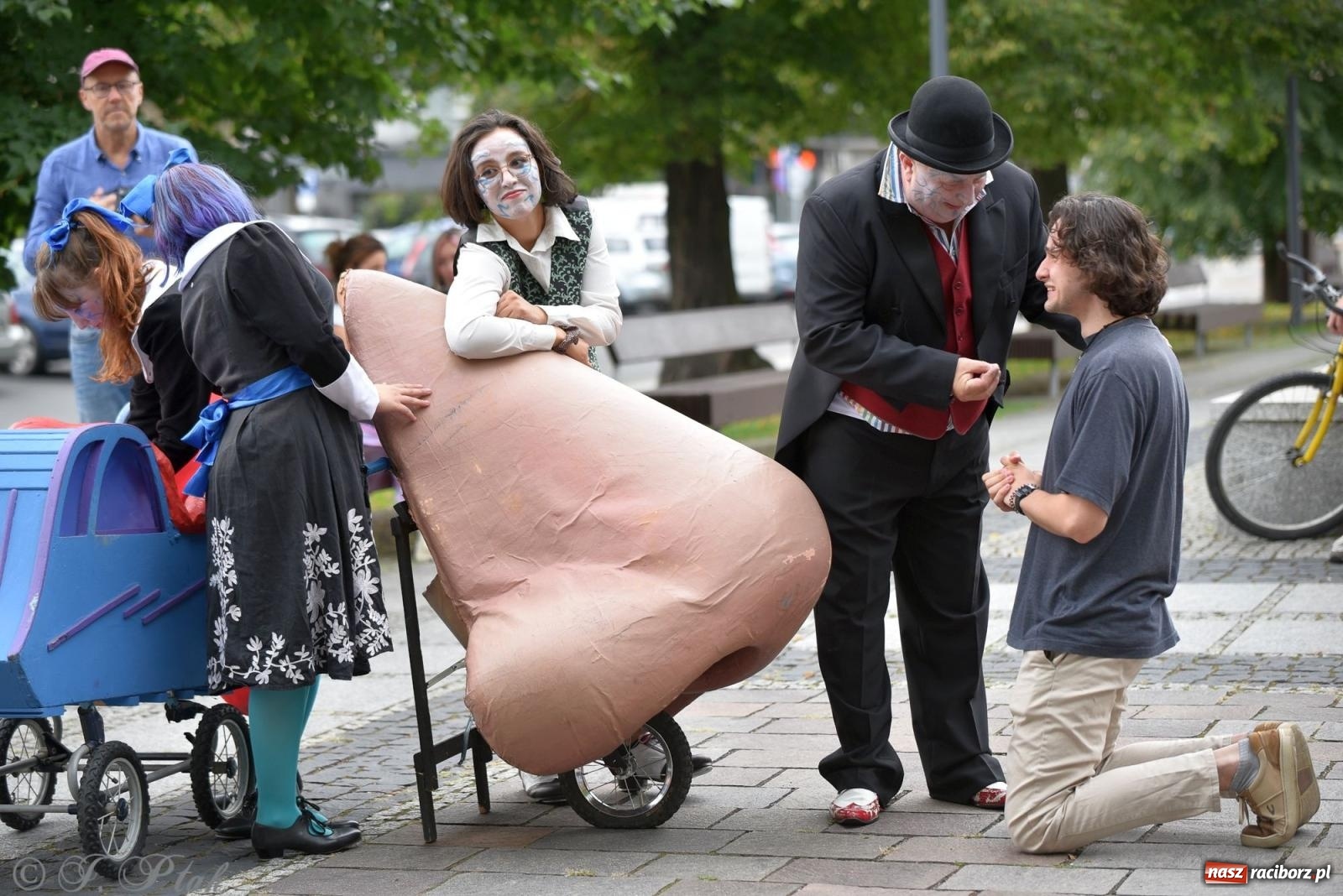 Zdjęcie w galerii na portalu naszraciborz.pl: Zmysły - wędrowny kabaret liryczny A3 Teatr w Raciborzu [FOTO i WIDEO] wiadomości z regionu