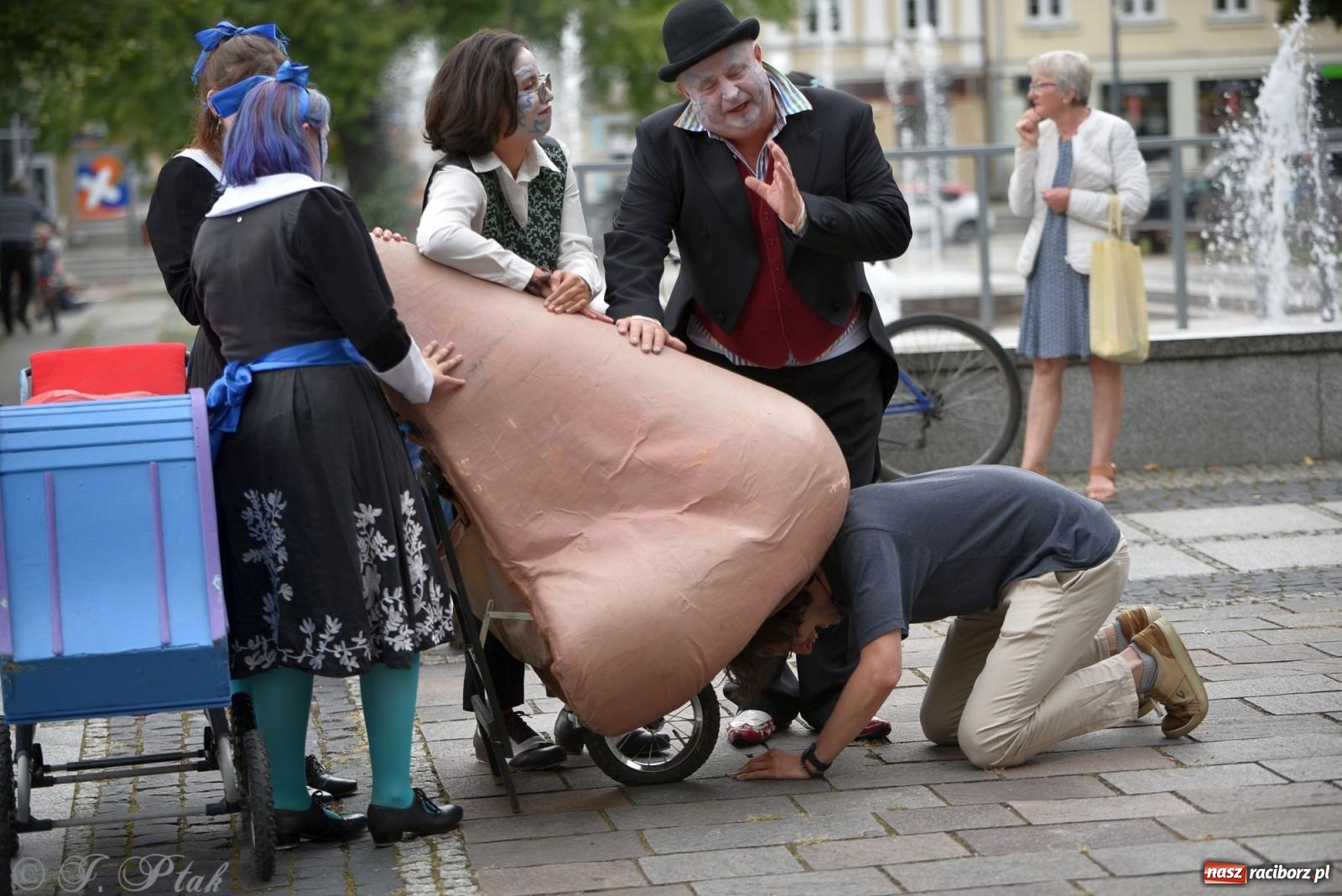 Zdjęcie w galerii na portalu naszraciborz.pl: Zmysły - wędrowny kabaret liryczny A3 Teatr w Raciborzu [FOTO i WIDEO] wiadomości z regionu
