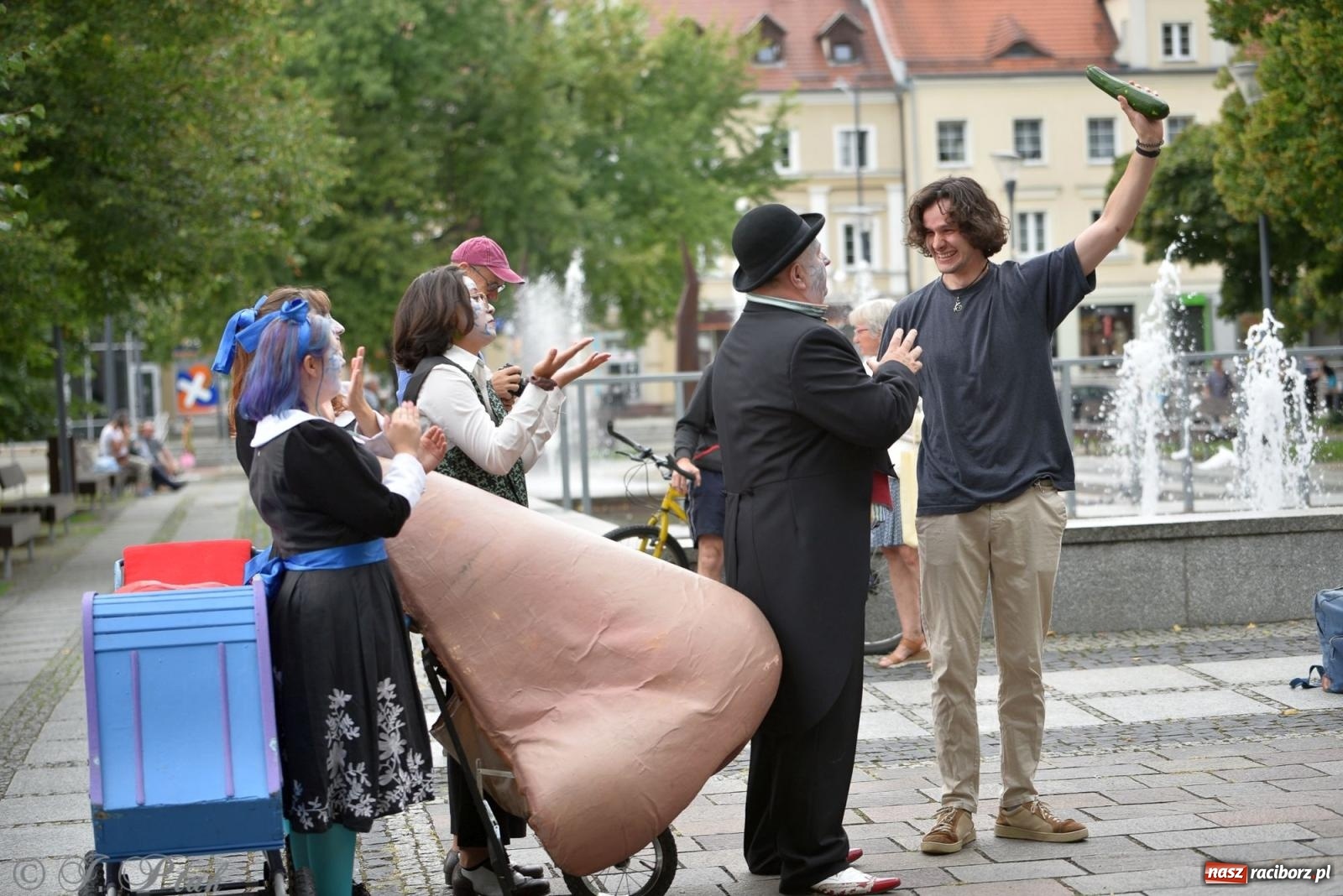 Zdjęcie w galerii na portalu naszraciborz.pl: Zmysły - wędrowny kabaret liryczny A3 Teatr w Raciborzu [FOTO i WIDEO] wiadomości z regionu