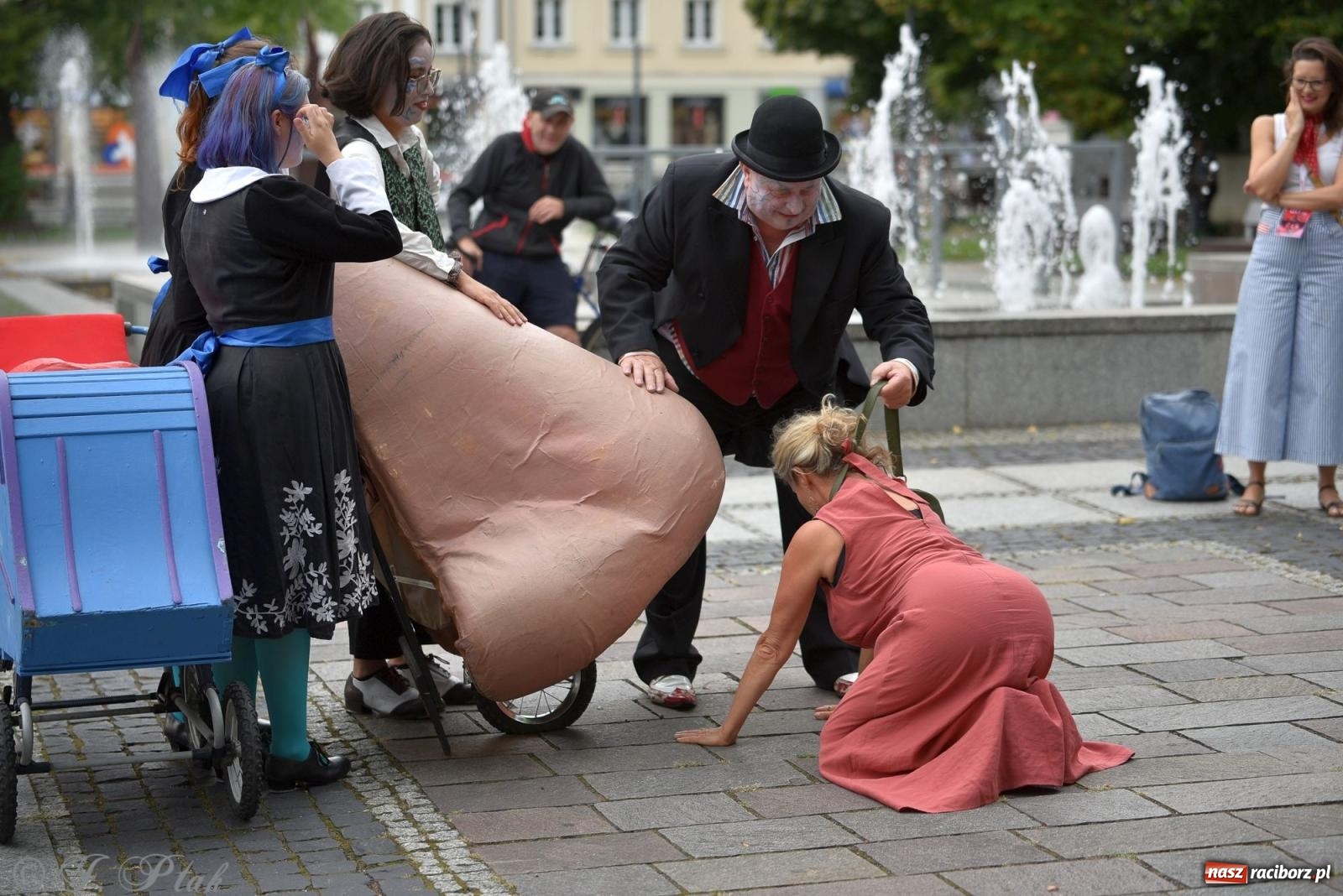 Zdjęcie w galerii na portalu naszraciborz.pl: Zmysły - wędrowny kabaret liryczny A3 Teatr w Raciborzu [FOTO i WIDEO] wiadomości z regionu