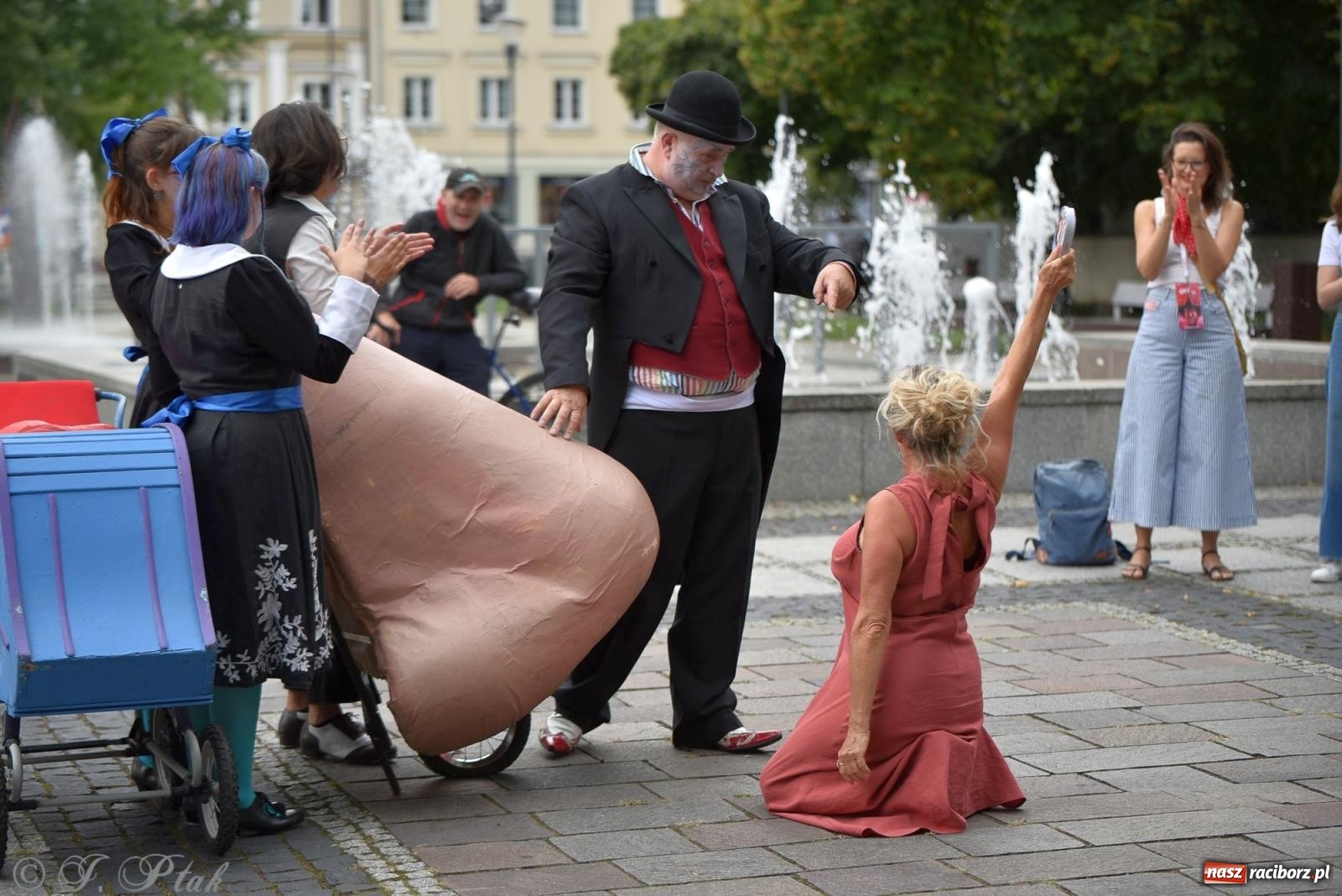 Zdjęcie w galerii na portalu naszraciborz.pl: Zmysły - wędrowny kabaret liryczny A3 Teatr w Raciborzu [FOTO i WIDEO] wiadomości z regionu