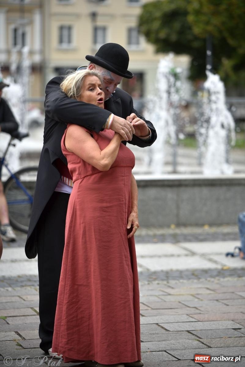 Zdjęcie w galerii na portalu naszraciborz.pl: Zmysły - wędrowny kabaret liryczny A3 Teatr w Raciborzu [FOTO i WIDEO] wiadomości z regionu