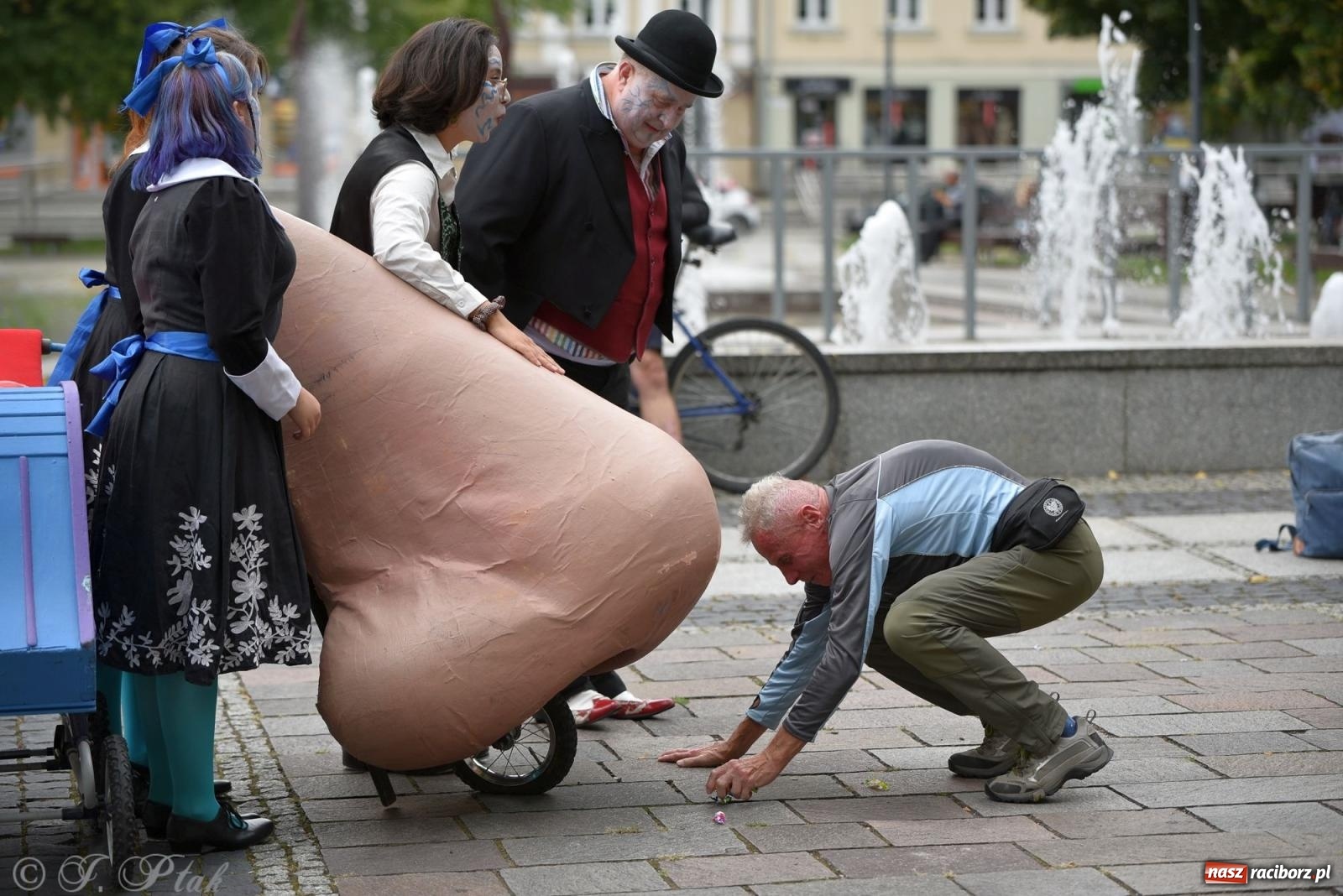 Zdjęcie w galerii na portalu naszraciborz.pl: Zmysły - wędrowny kabaret liryczny A3 Teatr w Raciborzu [FOTO i WIDEO] wiadomości z regionu