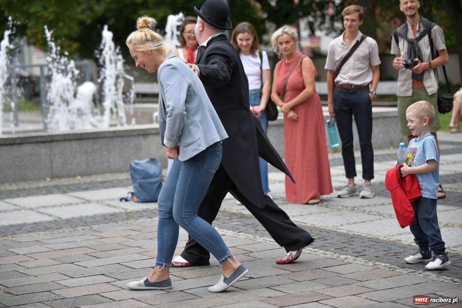 Zdjęcie w galerii na portalu naszraciborz.pl: Zmysły - wędrowny kabaret liryczny A3 Teatr w Raciborzu [FOTO i WIDEO] wiadomości z regionu