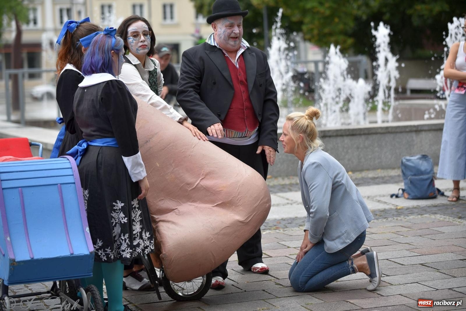 Zdjęcie w galerii na portalu naszraciborz.pl: Zmysły - wędrowny kabaret liryczny A3 Teatr w Raciborzu [FOTO i WIDEO] wiadomości z regionu