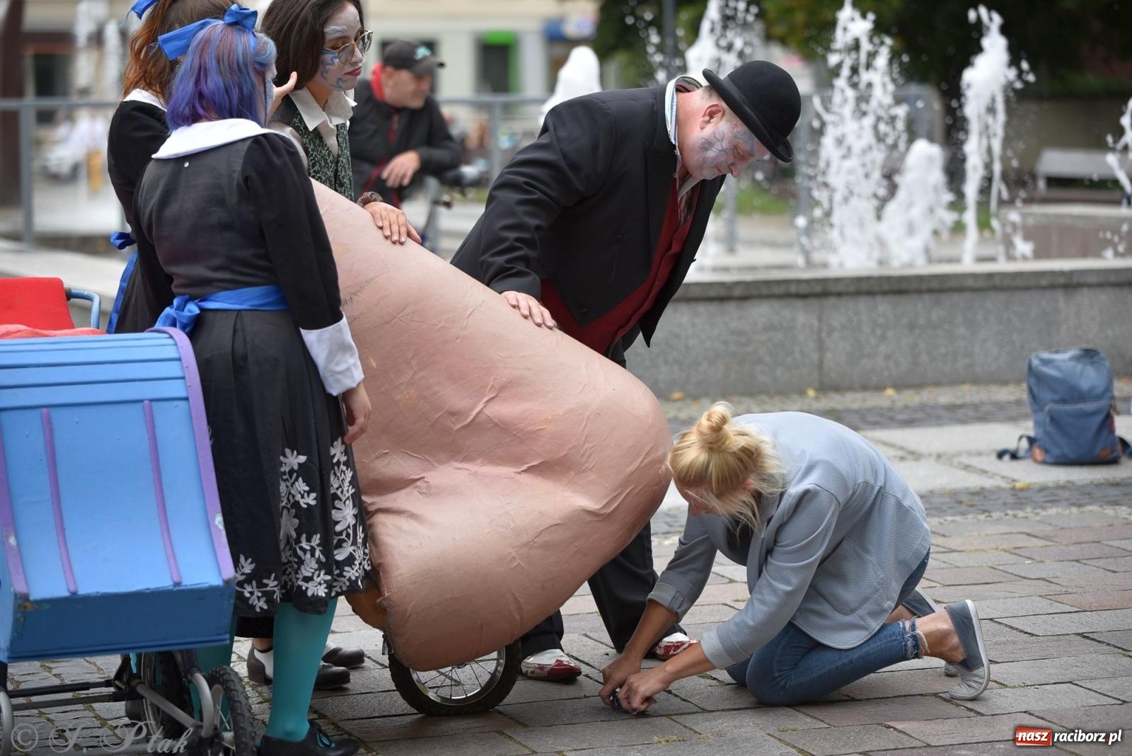 Zdjęcie w galerii na portalu naszraciborz.pl: Zmysły - wędrowny kabaret liryczny A3 Teatr w Raciborzu [FOTO i WIDEO] wiadomości z regionu