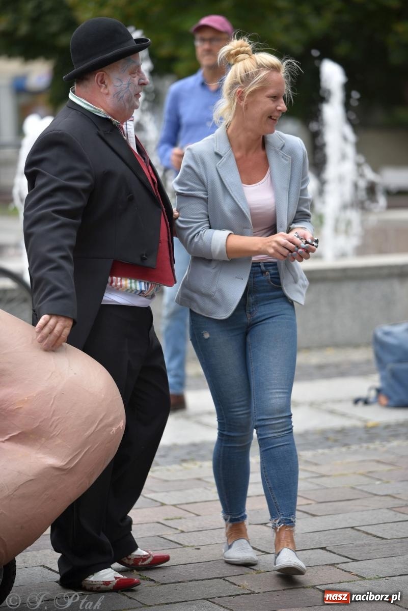 Zdjęcie w galerii na portalu naszraciborz.pl: Zmysły - wędrowny kabaret liryczny A3 Teatr w Raciborzu [FOTO i WIDEO] wiadomości z regionu