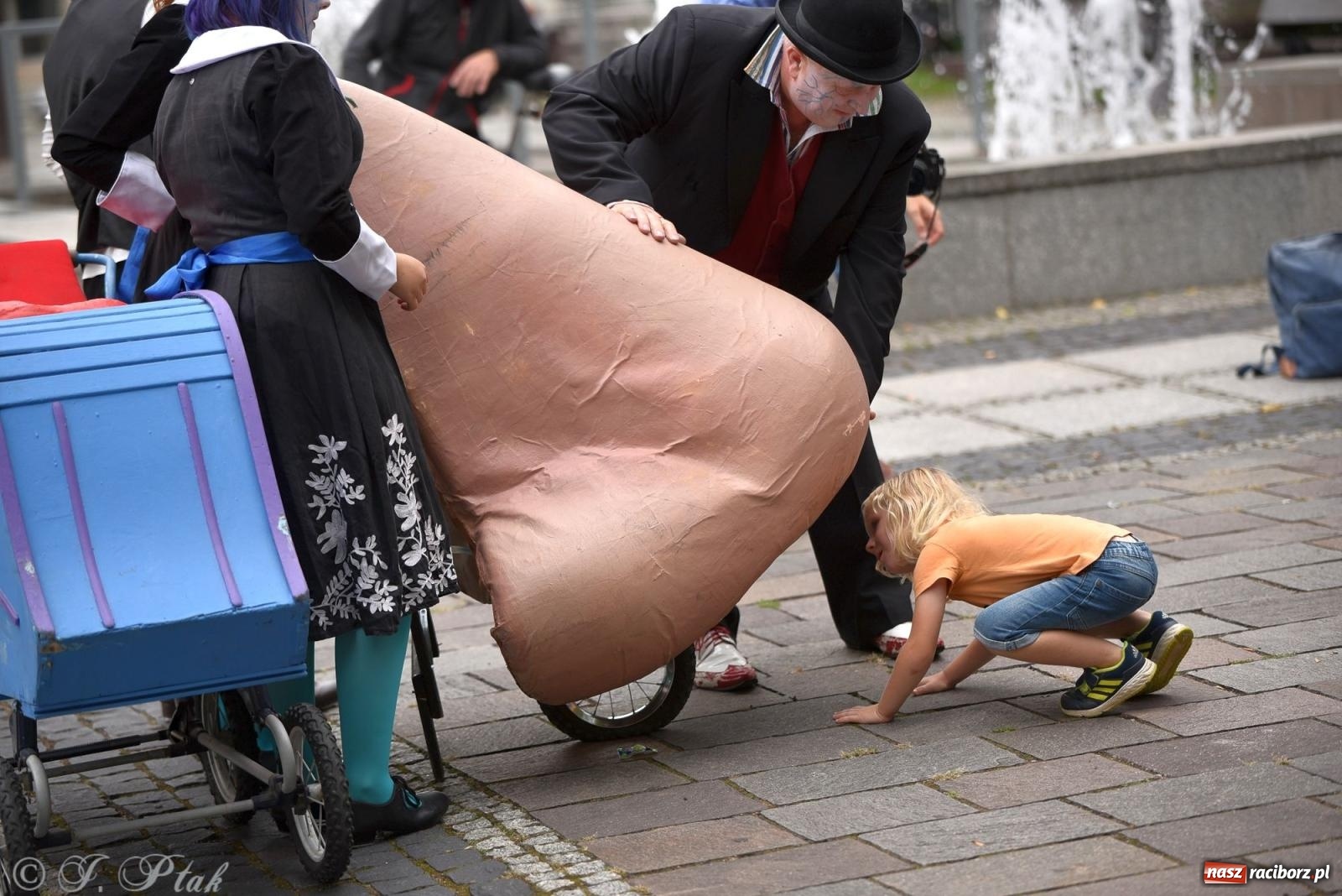 Zdjęcie w galerii na portalu naszraciborz.pl: Zmysły - wędrowny kabaret liryczny A3 Teatr w Raciborzu [FOTO i WIDEO] wiadomości z regionu