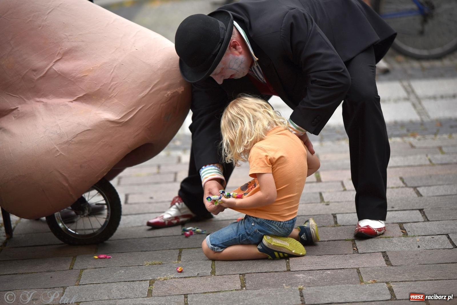 Zdjęcie w galerii na portalu naszraciborz.pl: Zmysły - wędrowny kabaret liryczny A3 Teatr w Raciborzu [FOTO i WIDEO] wiadomości z regionu