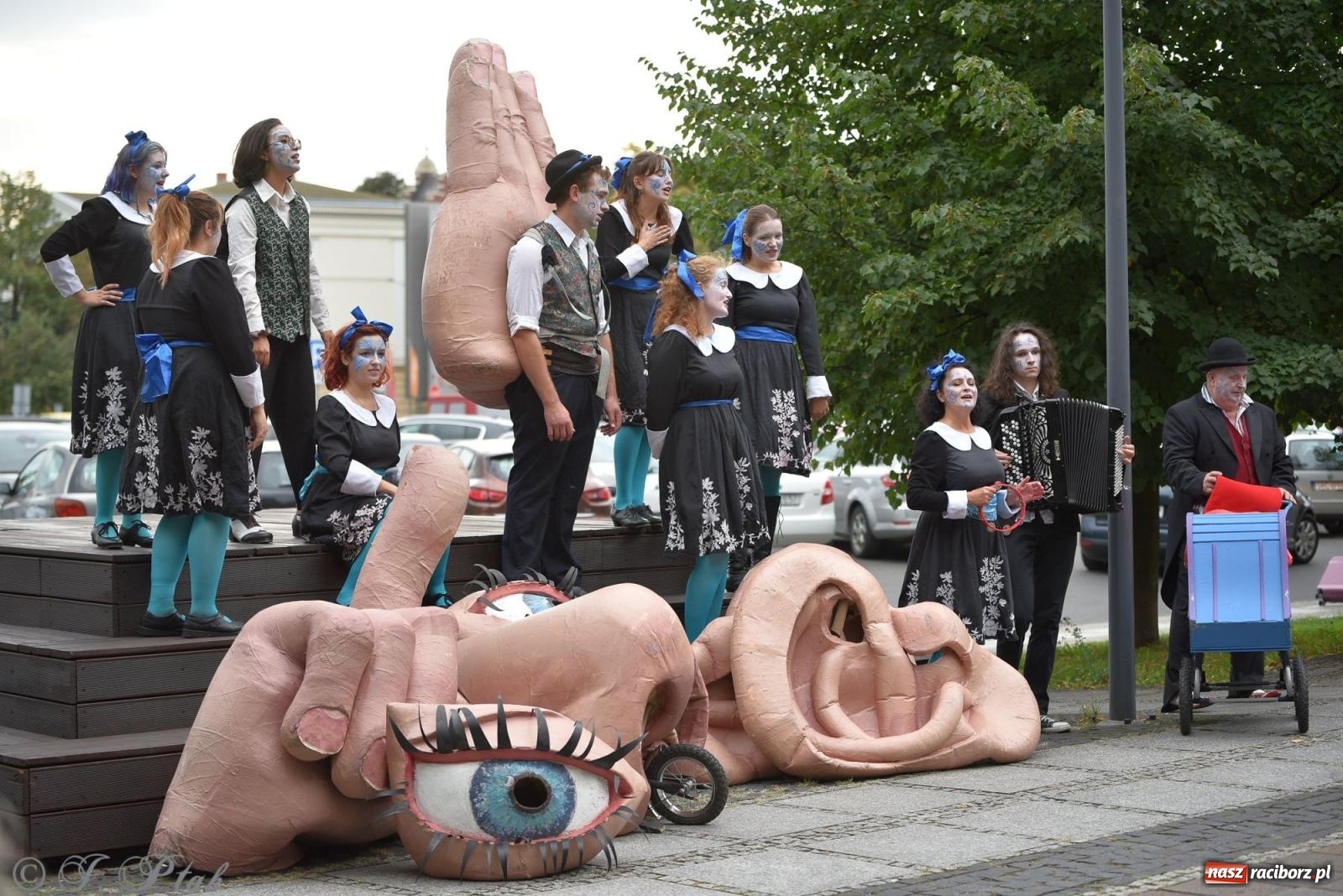 Zdjęcie w galerii na portalu naszraciborz.pl: Zmysły - wędrowny kabaret liryczny A3 Teatr w Raciborzu [FOTO i WIDEO] wiadomości z regionu