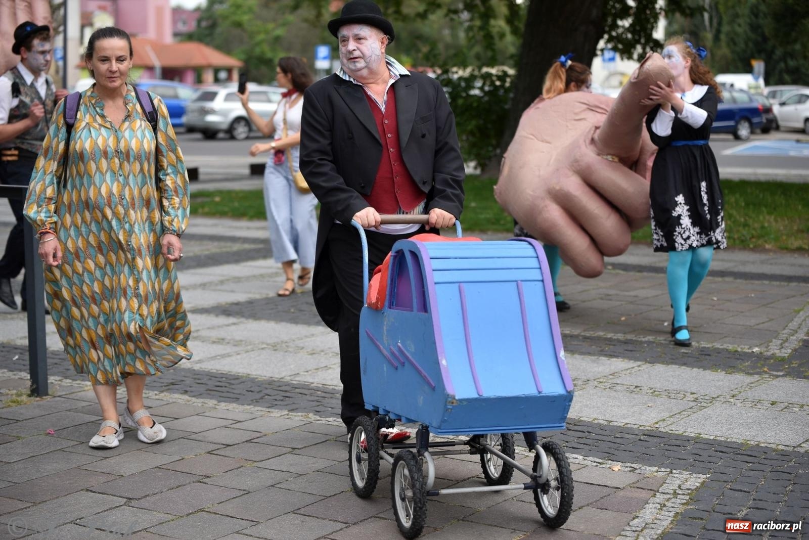 Zdjęcie w galerii na portalu naszraciborz.pl: Zmysły - wędrowny kabaret liryczny A3 Teatr w Raciborzu [FOTO i WIDEO] wiadomości z regionu