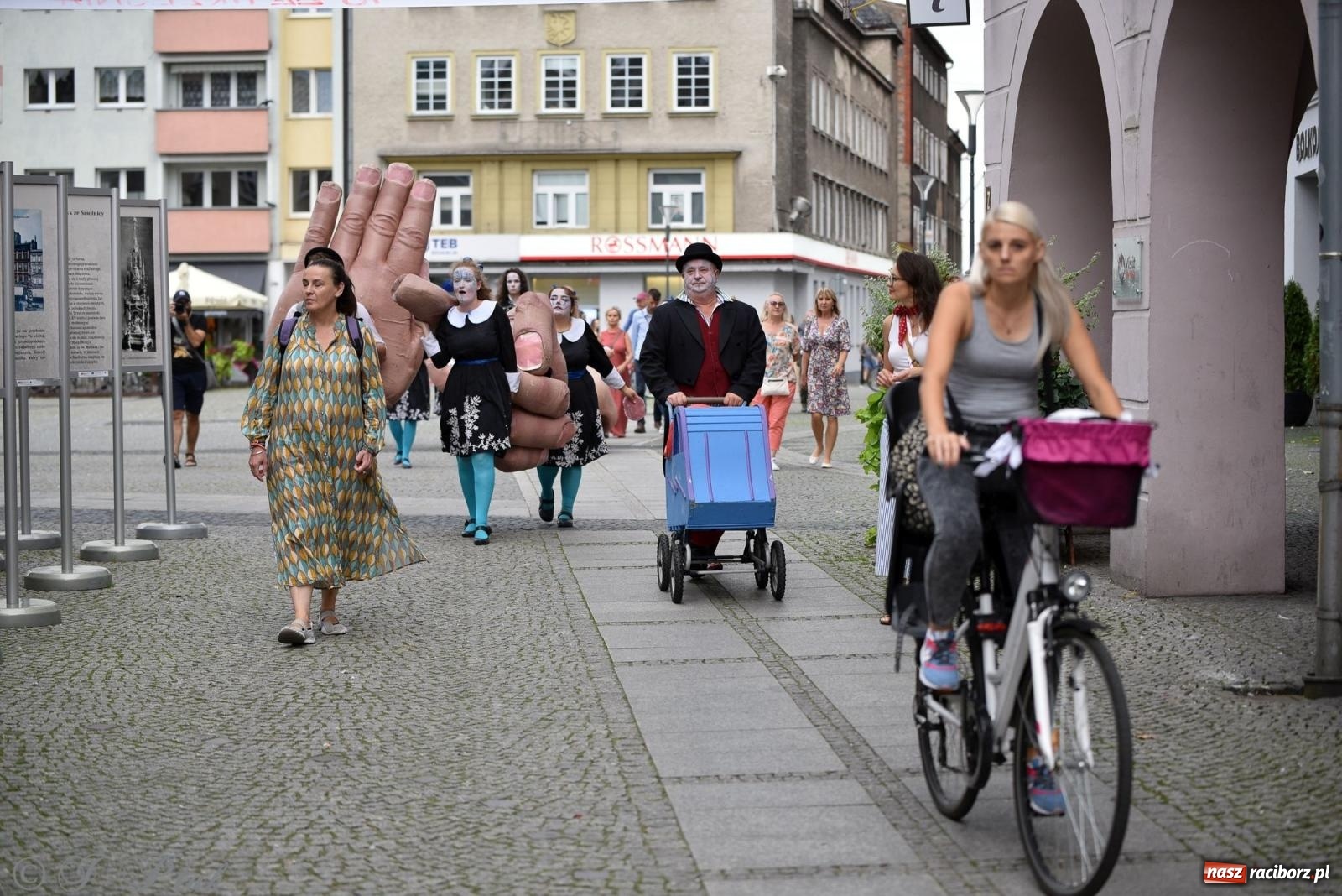 Zdjęcie w galerii na portalu naszraciborz.pl: Zmysły - wędrowny kabaret liryczny A3 Teatr w Raciborzu [FOTO i WIDEO] wiadomości z regionu