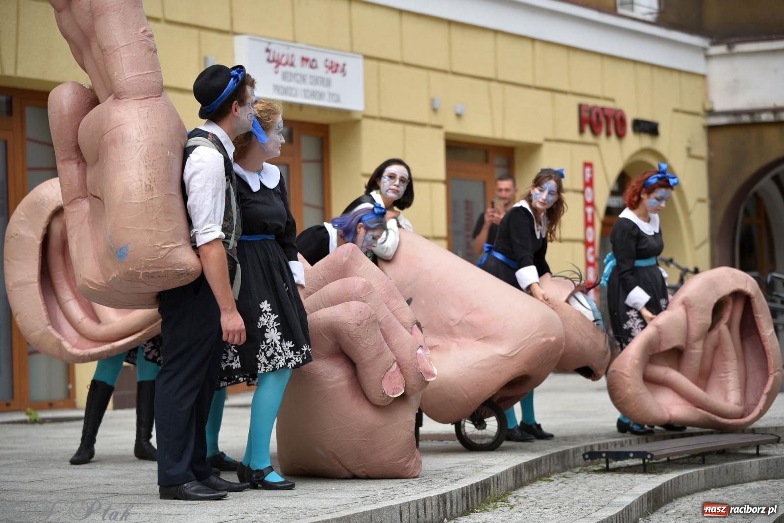 Zdjęcie w galerii na portalu naszraciborz.pl: Zmysły - wędrowny kabaret liryczny A3 Teatr w Raciborzu [FOTO i WIDEO] wiadomości z regionu