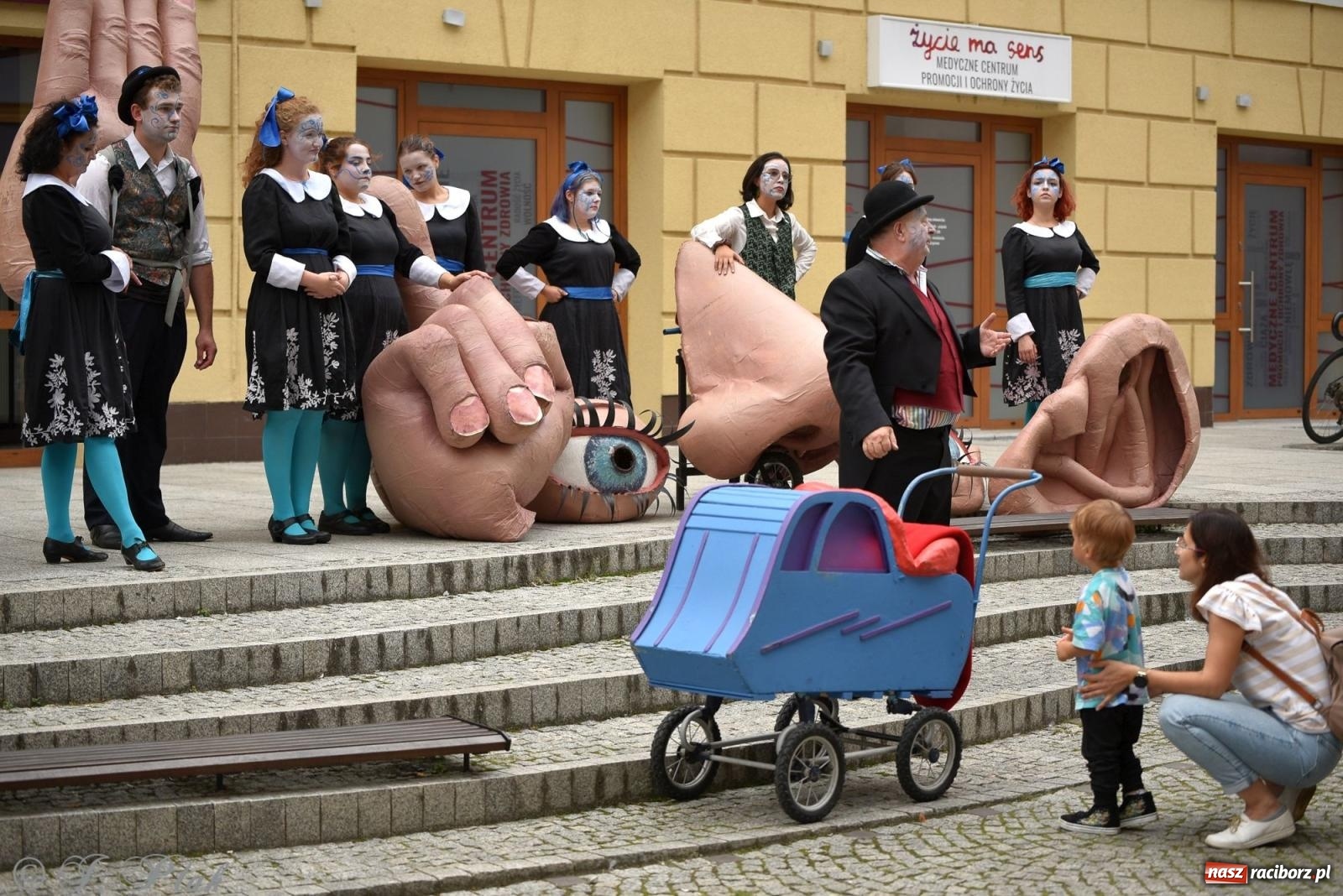 Zdjęcie w galerii na portalu naszraciborz.pl: Zmysły - wędrowny kabaret liryczny A3 Teatr w Raciborzu [FOTO i WIDEO] wiadomości z regionu