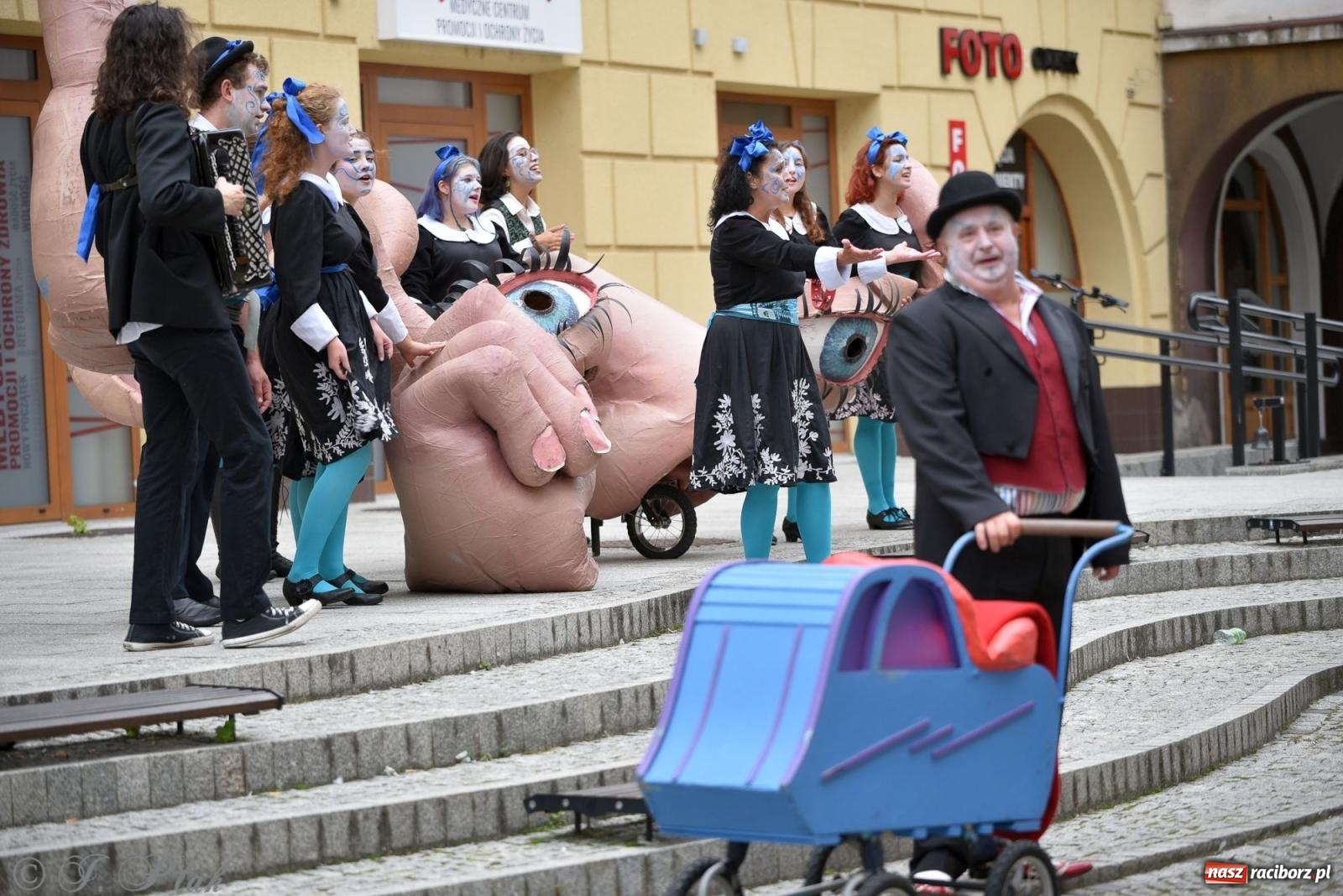 Zdjęcie w galerii na portalu naszraciborz.pl: Zmysły - wędrowny kabaret liryczny A3 Teatr w Raciborzu [FOTO i WIDEO] wiadomości z regionu