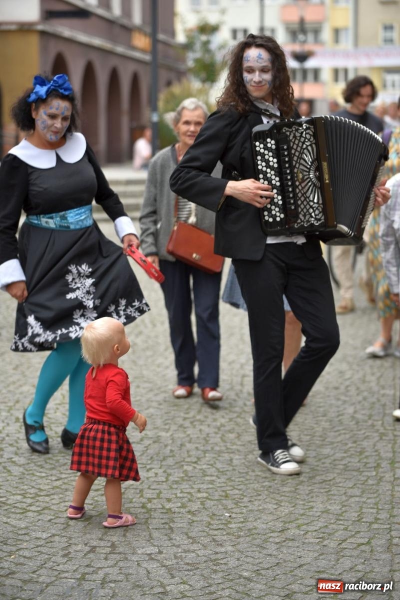 Zdjęcie w galerii na portalu naszraciborz.pl: Zmysły - wędrowny kabaret liryczny A3 Teatr w Raciborzu [FOTO i WIDEO] wiadomości z regionu