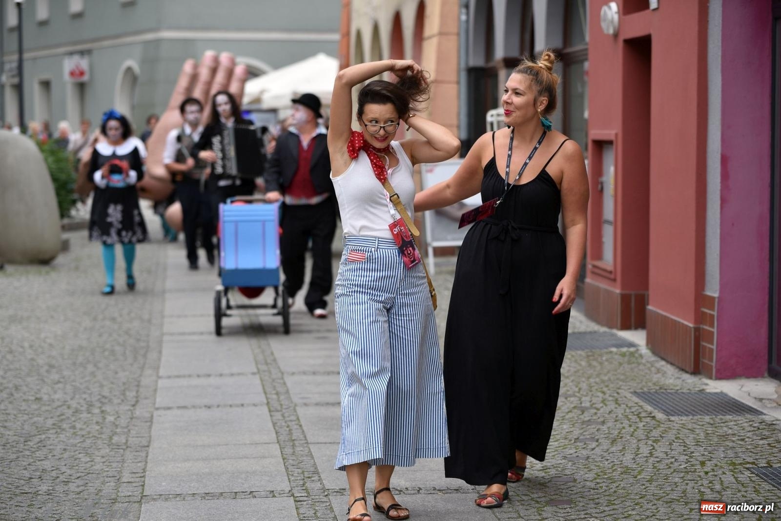 Zdjęcie w galerii na portalu naszraciborz.pl: Zmysły - wędrowny kabaret liryczny A3 Teatr w Raciborzu [FOTO i WIDEO] wiadomości z regionu