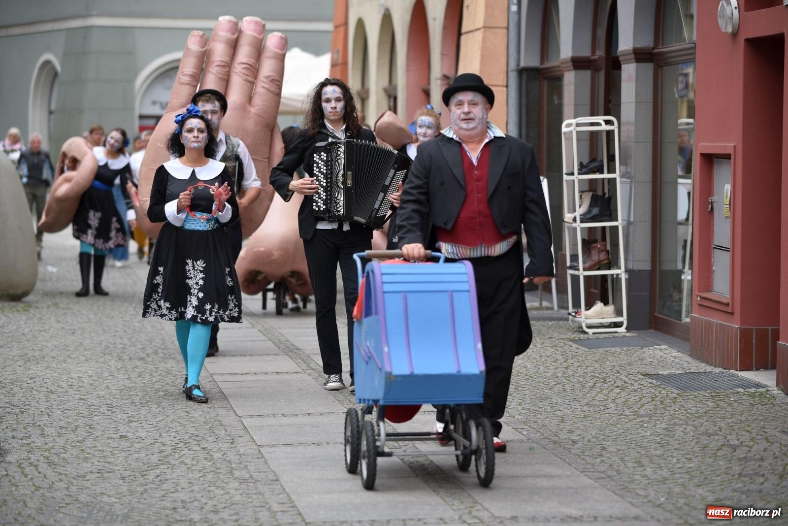 Zdjęcie w galerii na portalu naszraciborz.pl: Zmysły - wędrowny kabaret liryczny A3 Teatr w Raciborzu [FOTO i WIDEO] wiadomości z regionu