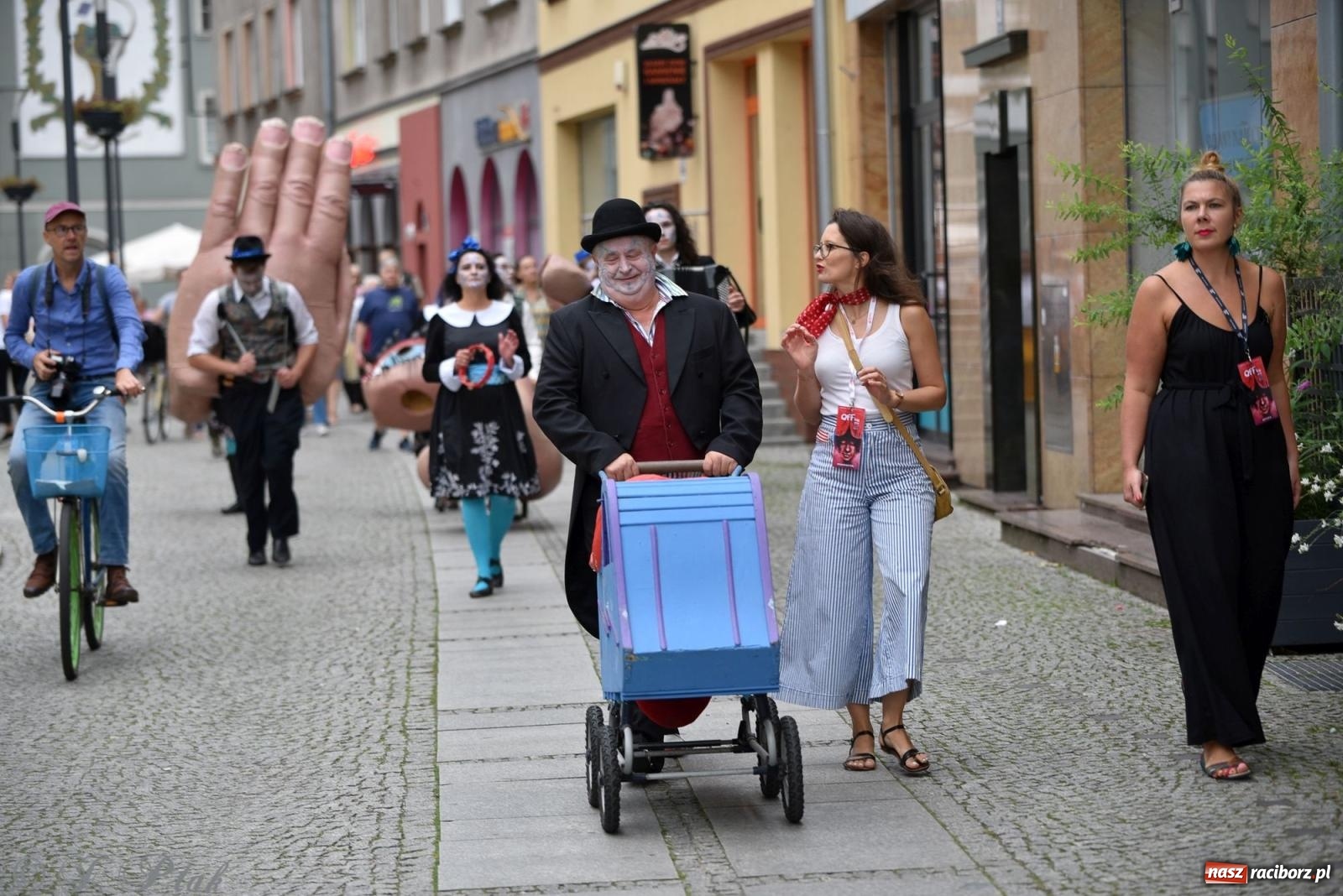 Zdjęcie w galerii na portalu naszraciborz.pl: Zmysły - wędrowny kabaret liryczny A3 Teatr w Raciborzu [FOTO i WIDEO] wiadomości z regionu