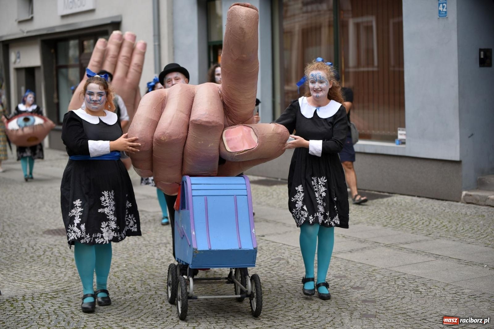 Zdjęcie w galerii na portalu naszraciborz.pl: Zmysły - wędrowny kabaret liryczny A3 Teatr w Raciborzu [FOTO i WIDEO] wiadomości z regionu