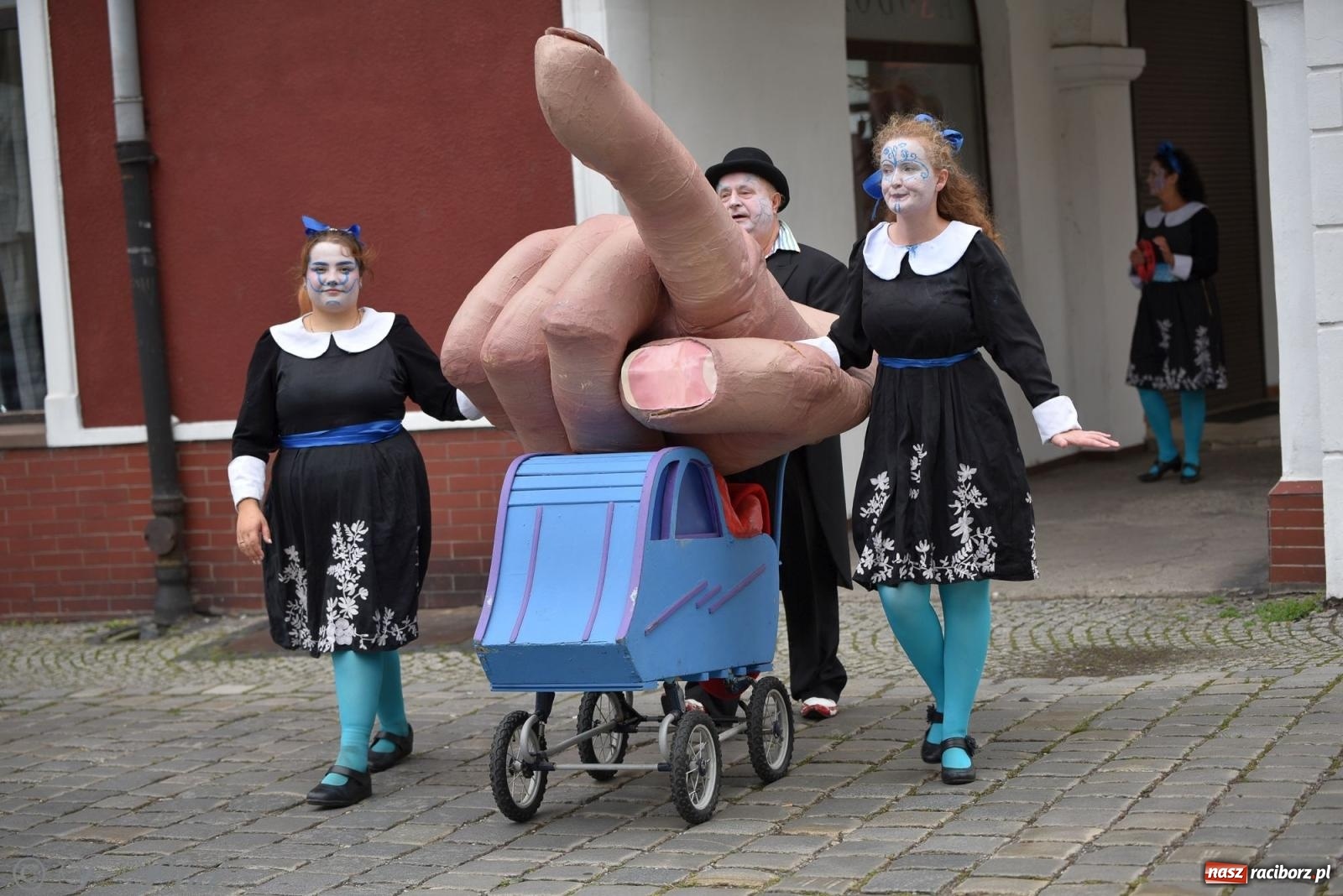 Zdjęcie w galerii na portalu naszraciborz.pl: Zmysły - wędrowny kabaret liryczny A3 Teatr w Raciborzu [FOTO i WIDEO] wiadomości z regionu