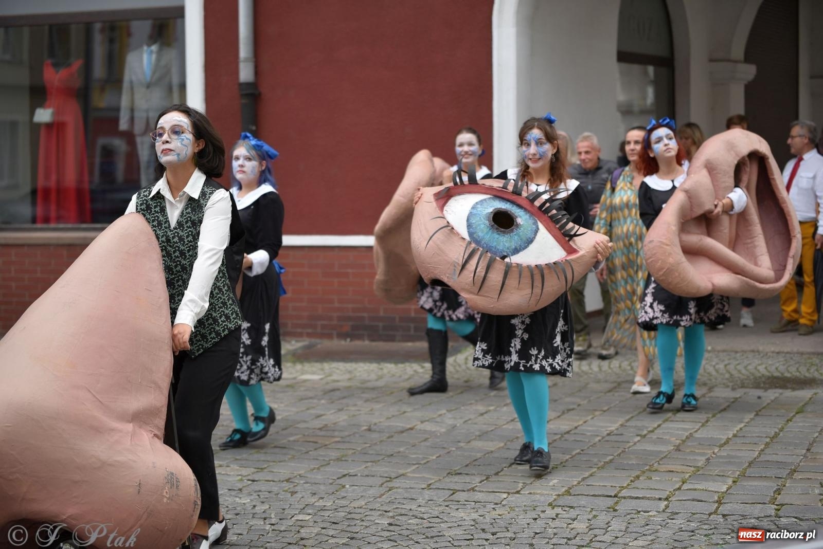 Zdjęcie w galerii na portalu naszraciborz.pl: Zmysły - wędrowny kabaret liryczny A3 Teatr w Raciborzu [FOTO i WIDEO] wiadomości z regionu