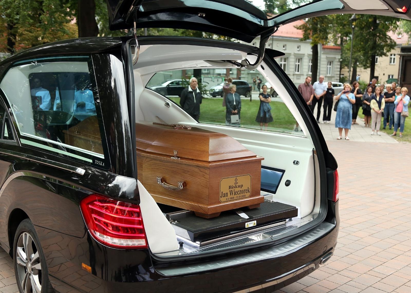 Zdjęcie w galerii na portalu naszraciborz.pl: Trwają uroczystości pogrzebowe śp. bpa Jana Wieczorka [FOTO] wiadomości z regionu