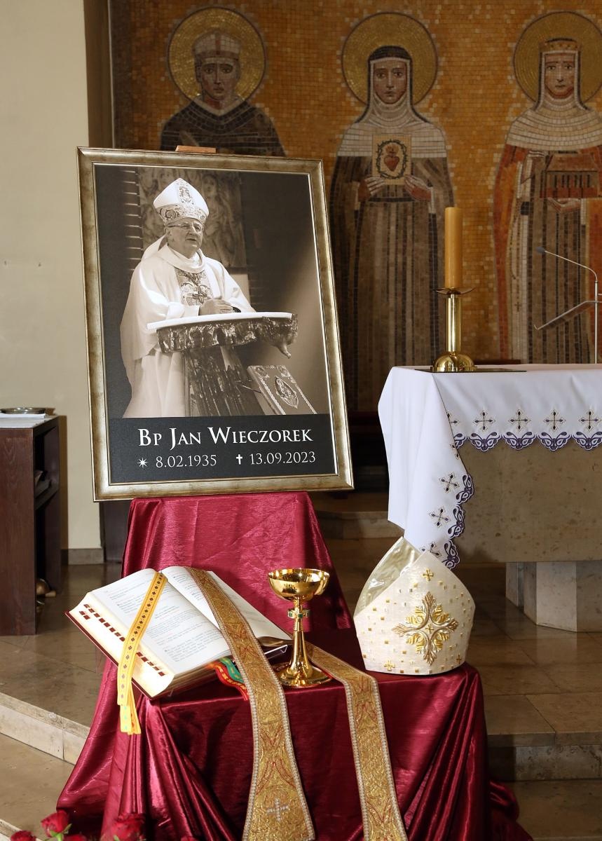 Zdjęcie w galerii na portalu naszraciborz.pl: Trwają uroczystości pogrzebowe śp. bpa Jana Wieczorka [FOTO] wiadomości z regionu