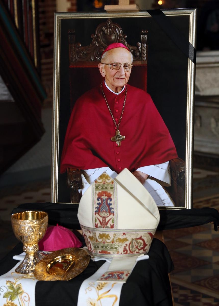 Zdjęcie w galerii na portalu naszraciborz.pl: Trwają uroczystości pogrzebowe śp. bpa Jana Wieczorka [FOTO] wiadomości z regionu