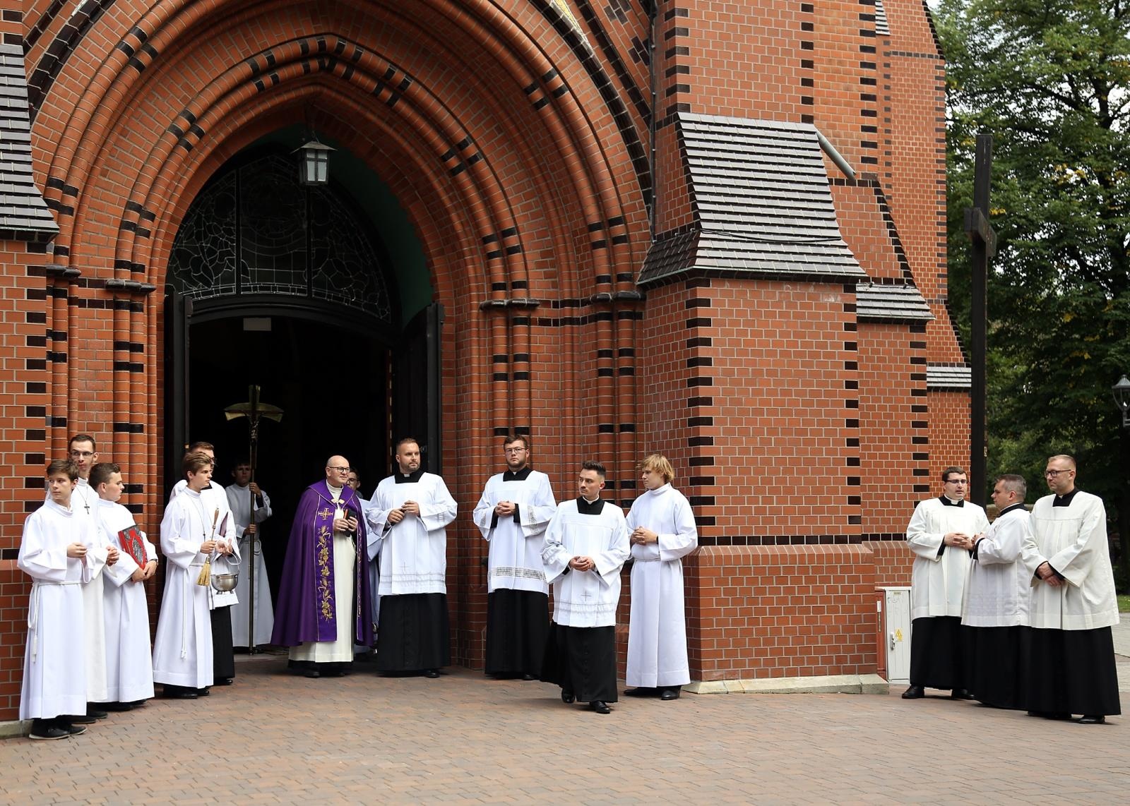 Zdjęcie w galerii na portalu naszraciborz.pl: Trwają uroczystości pogrzebowe śp. bpa Jana Wieczorka [FOTO] wiadomości z regionu