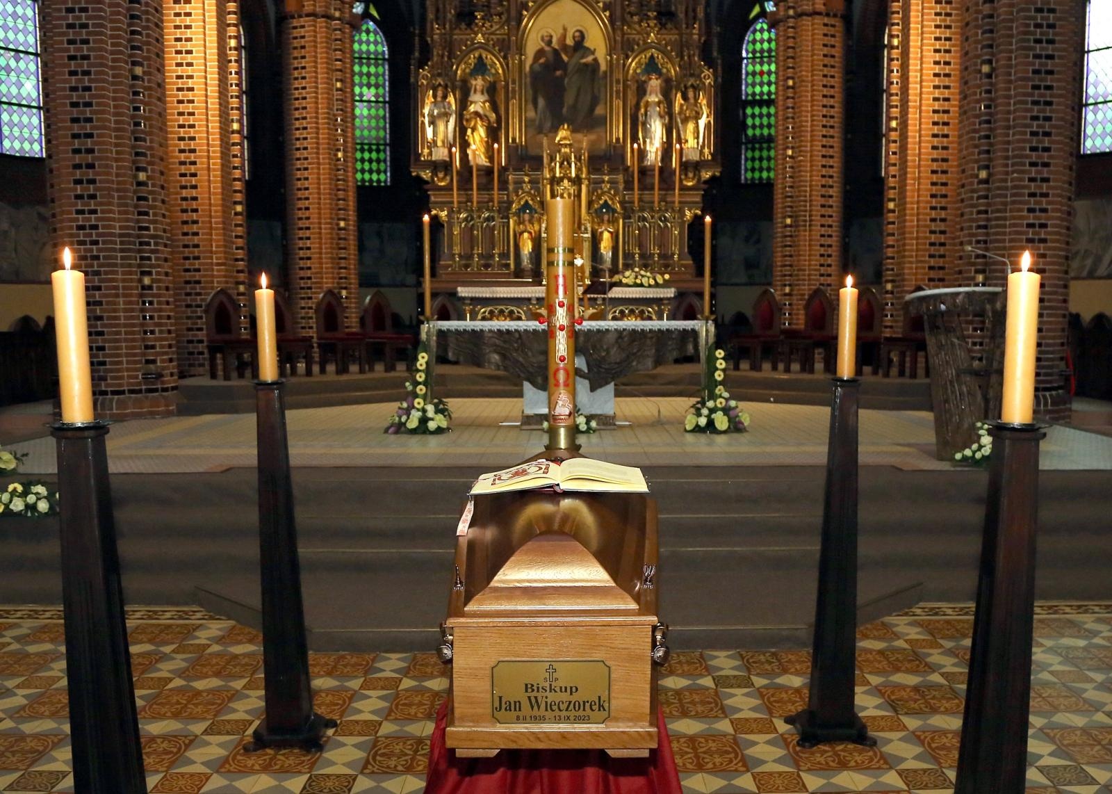 Zdjęcie w galerii na portalu naszraciborz.pl: Trwają uroczystości pogrzebowe śp. bpa Jana Wieczorka [FOTO] wiadomości z regionu