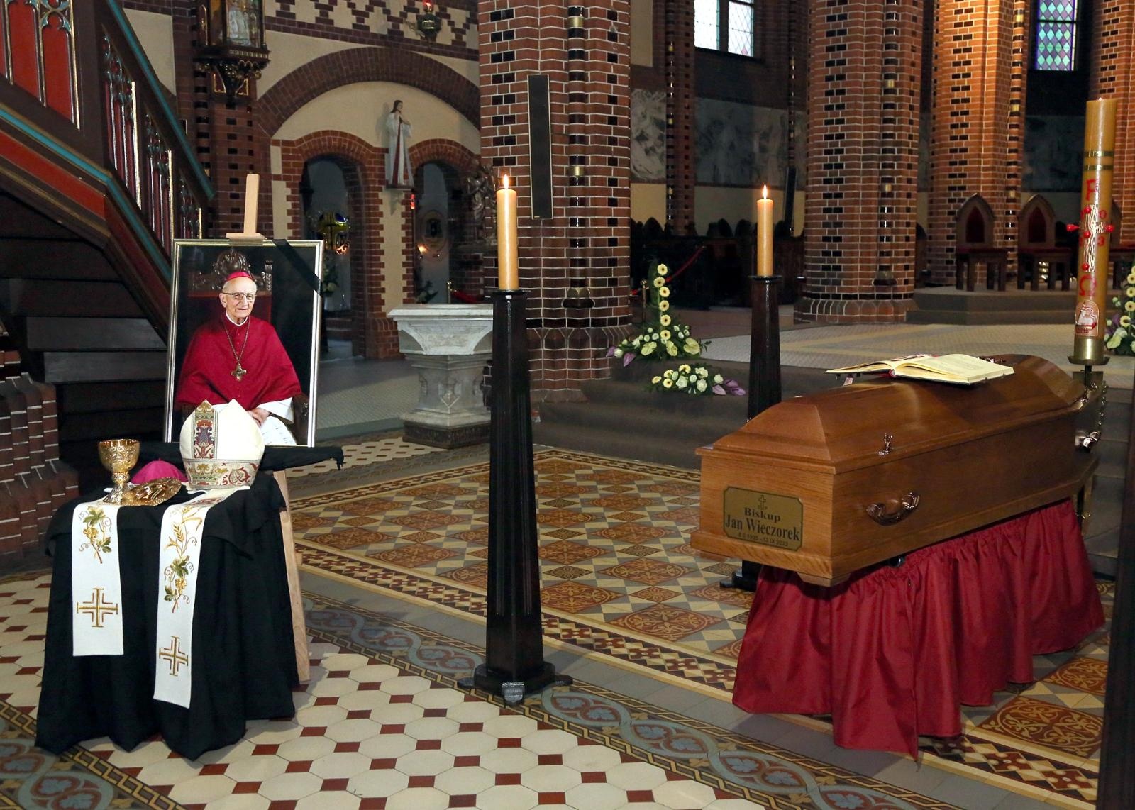 Zdjęcie w galerii na portalu naszraciborz.pl: Trwają uroczystości pogrzebowe śp. bpa Jana Wieczorka [FOTO] wiadomości z regionu