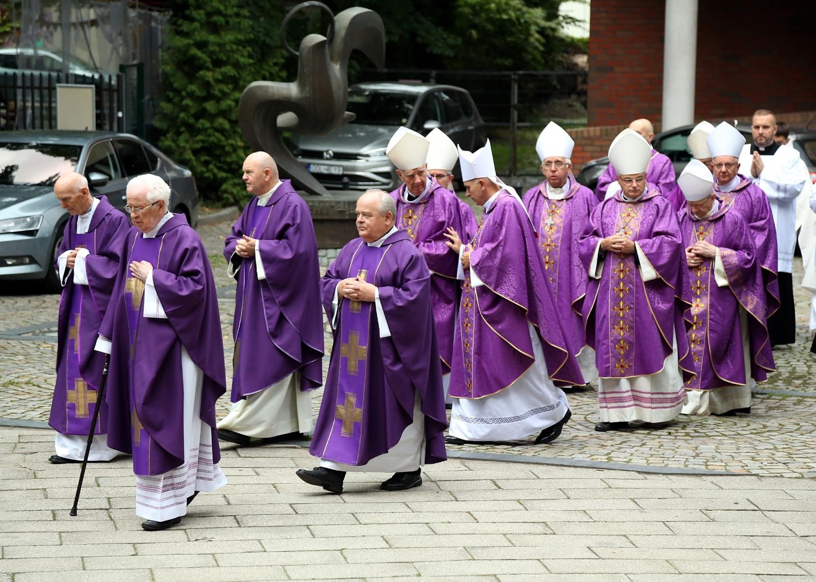 Zdjęcie w galerii na portalu naszraciborz.pl: Trwają uroczystości pogrzebowe śp. bpa Jana Wieczorka [FOTO] wiadomości z regionu
