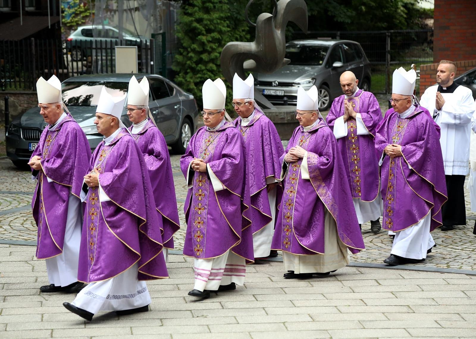 Zdjęcie w galerii na portalu naszraciborz.pl: Trwają uroczystości pogrzebowe śp. bpa Jana Wieczorka [FOTO] wiadomości z regionu