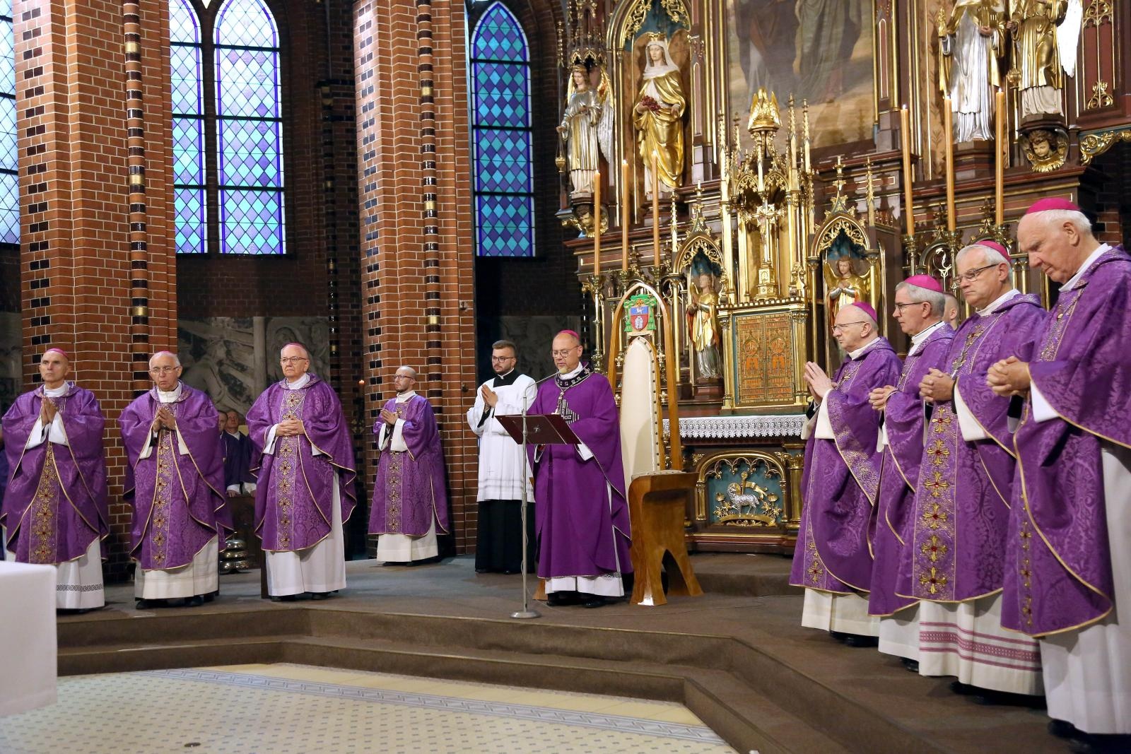 Zdjęcie w galerii na portalu naszraciborz.pl: Trwają uroczystości pogrzebowe śp. bpa Jana Wieczorka [FOTO] wiadomości z regionu