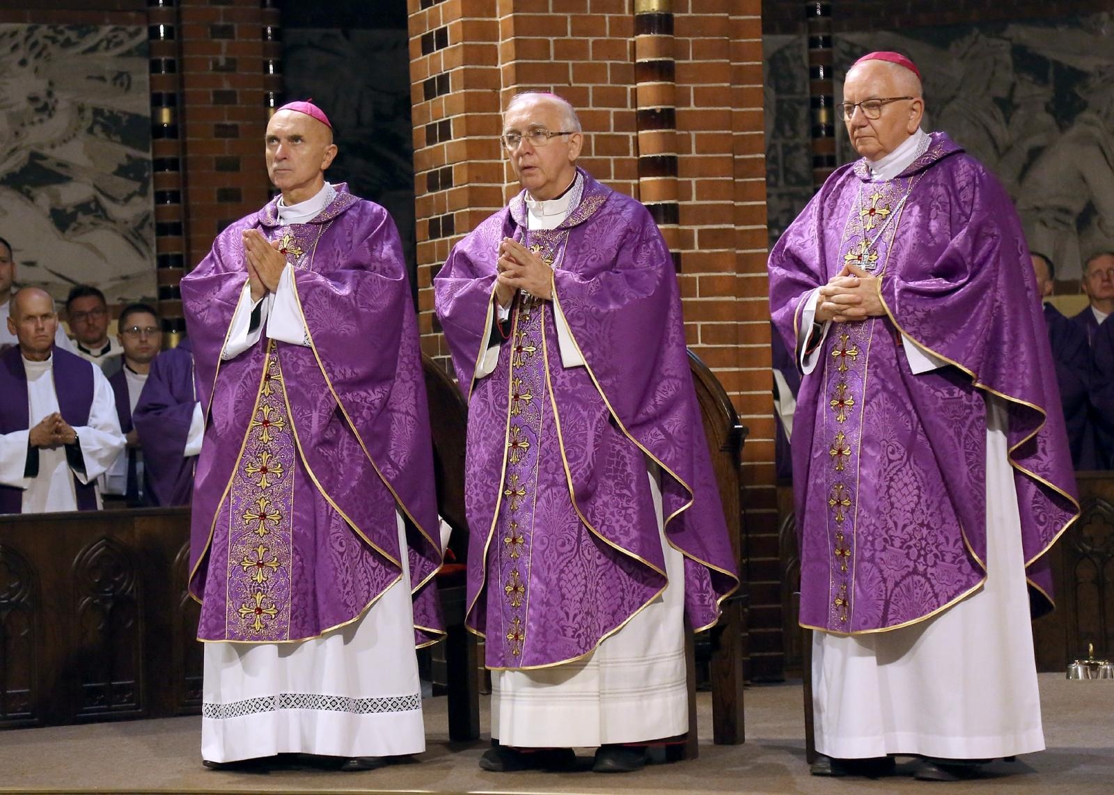 Zdjęcie w galerii na portalu naszraciborz.pl: Trwają uroczystości pogrzebowe śp. bpa Jana Wieczorka [FOTO] wiadomości z regionu
