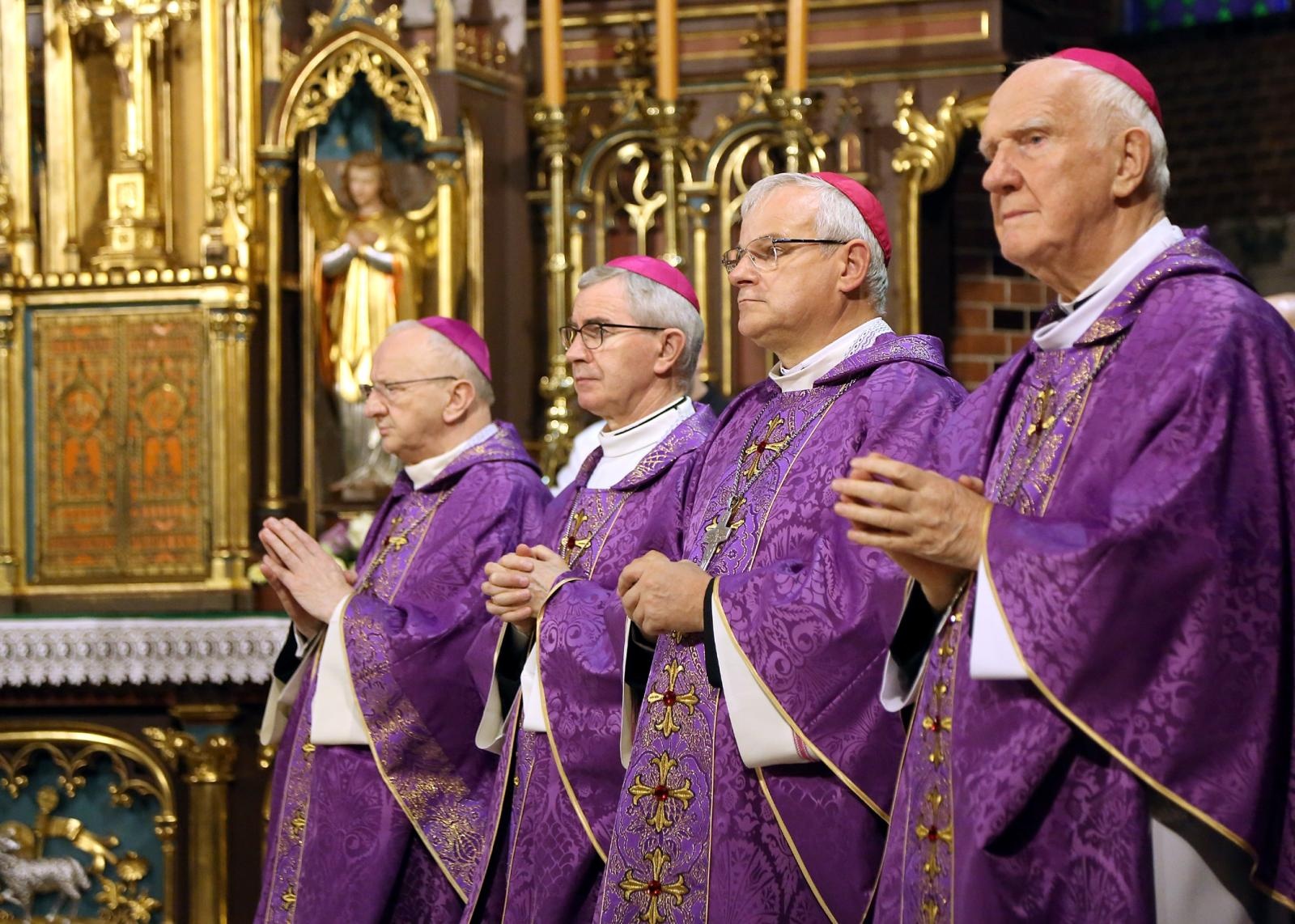 Zdjęcie w galerii na portalu naszraciborz.pl: Trwają uroczystości pogrzebowe śp. bpa Jana Wieczorka [FOTO] wiadomości z regionu