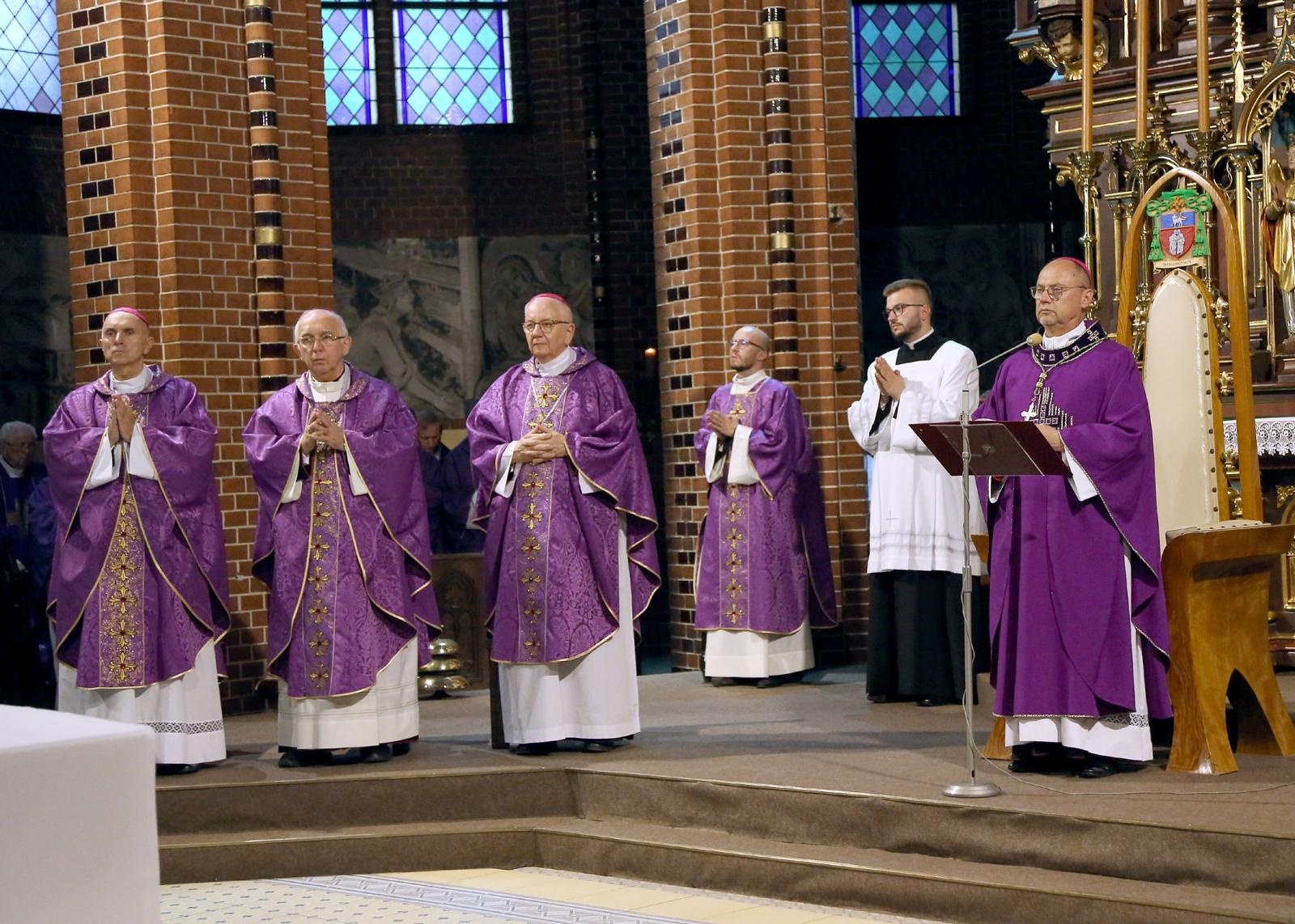 Zdjęcie w galerii na portalu naszraciborz.pl: Trwają uroczystości pogrzebowe śp. bpa Jana Wieczorka [FOTO] wiadomości z regionu