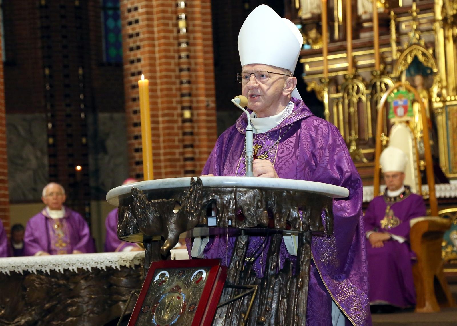 Zdjęcie w galerii na portalu naszraciborz.pl: Trwają uroczystości pogrzebowe śp. bpa Jana Wieczorka [FOTO] wiadomości z regionu