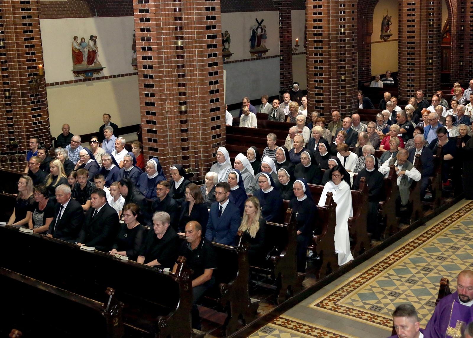 Zdjęcie w galerii na portalu naszraciborz.pl: Trwają uroczystości pogrzebowe śp. bpa Jana Wieczorka [FOTO] wiadomości z regionu