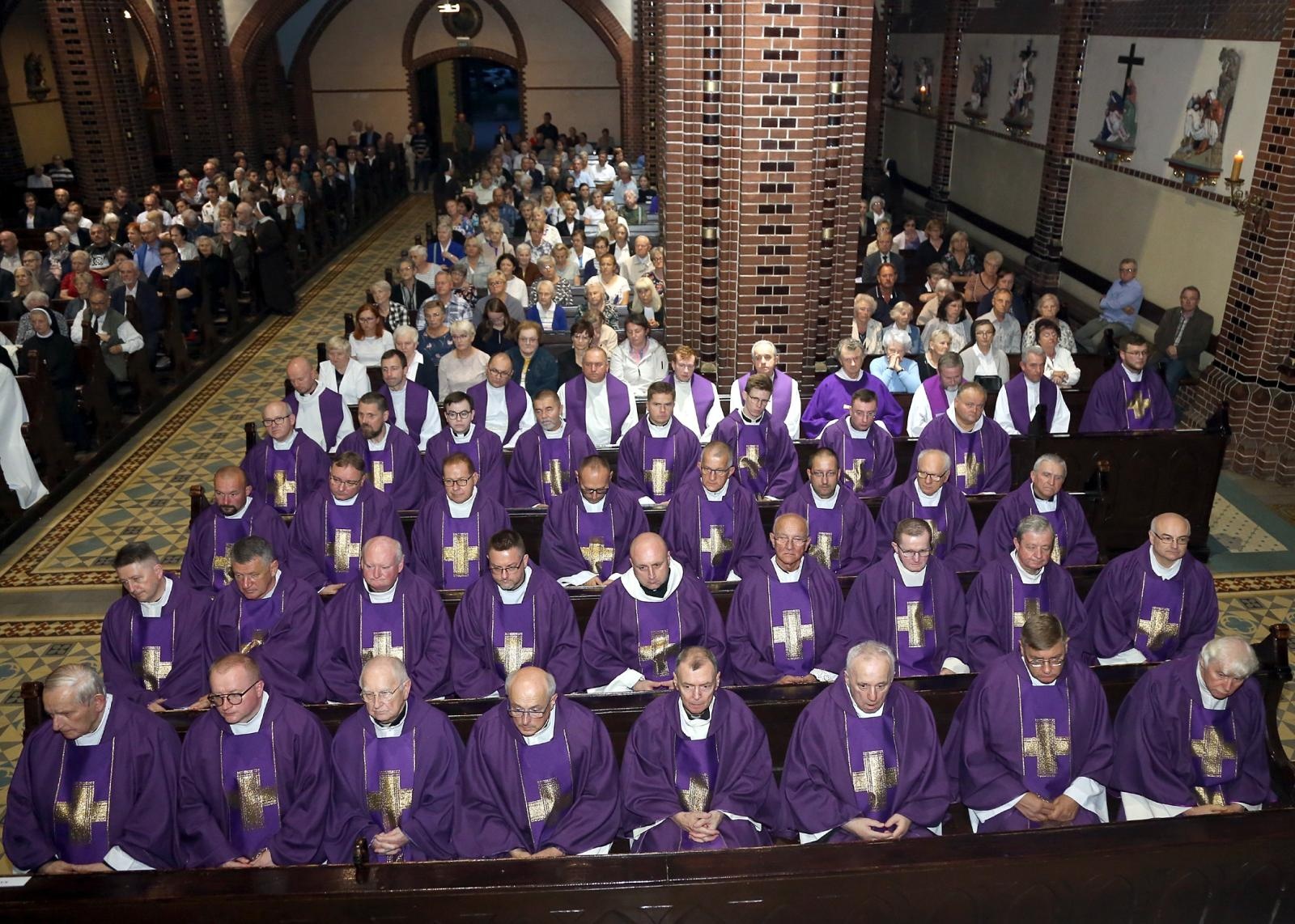 Zdjęcie w galerii na portalu naszraciborz.pl: Trwają uroczystości pogrzebowe śp. bpa Jana Wieczorka [FOTO] wiadomości z regionu