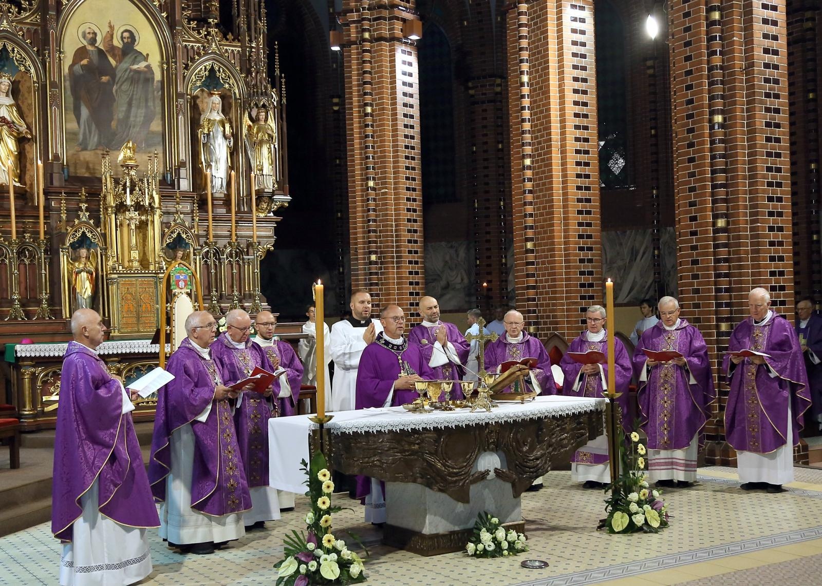 Zdjęcie w galerii na portalu naszraciborz.pl: Trwają uroczystości pogrzebowe śp. bpa Jana Wieczorka [FOTO] wiadomości z regionu
