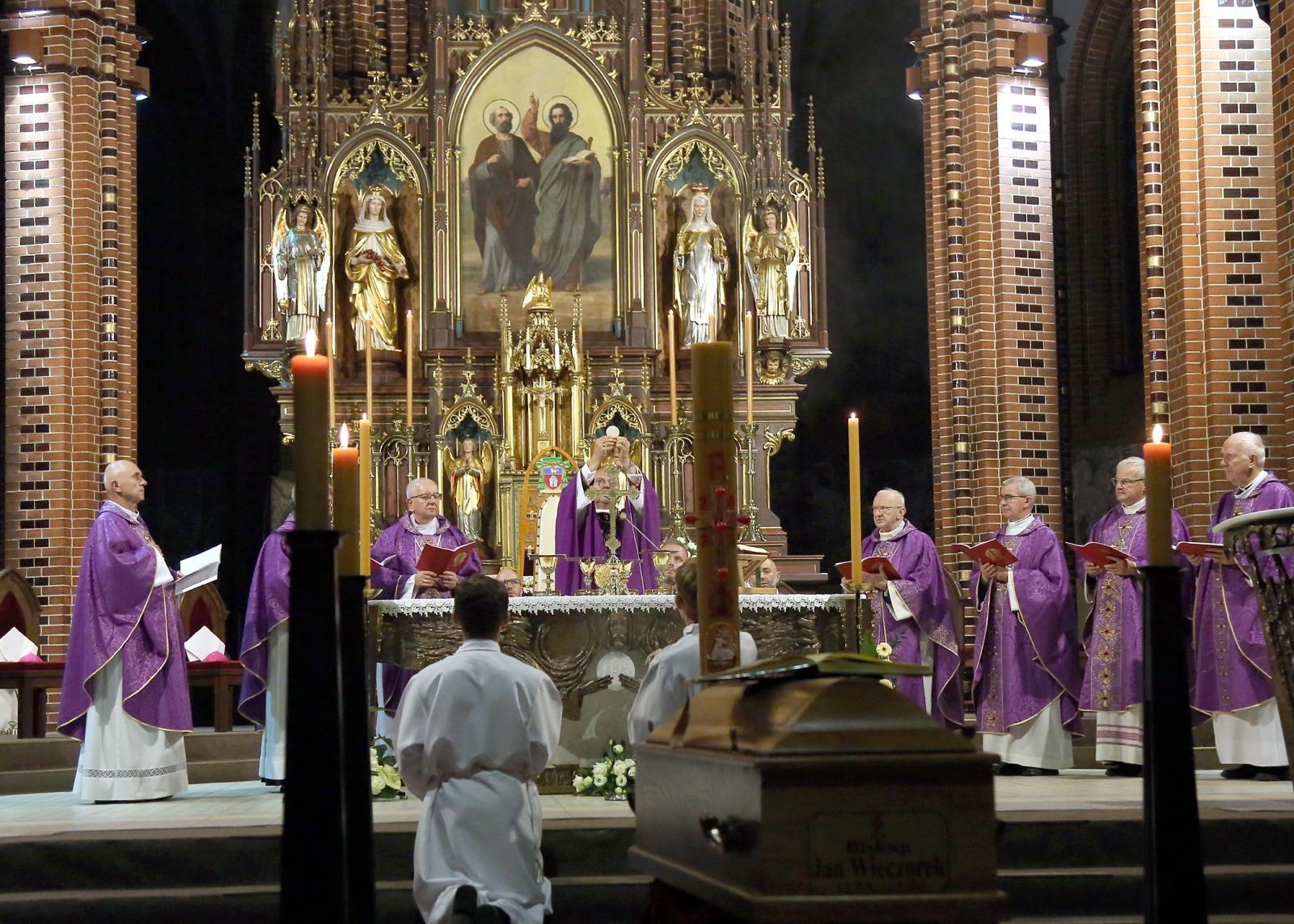 Zdjęcie w galerii na portalu naszraciborz.pl: Trwają uroczystości pogrzebowe śp. bpa Jana Wieczorka [FOTO] wiadomości z regionu