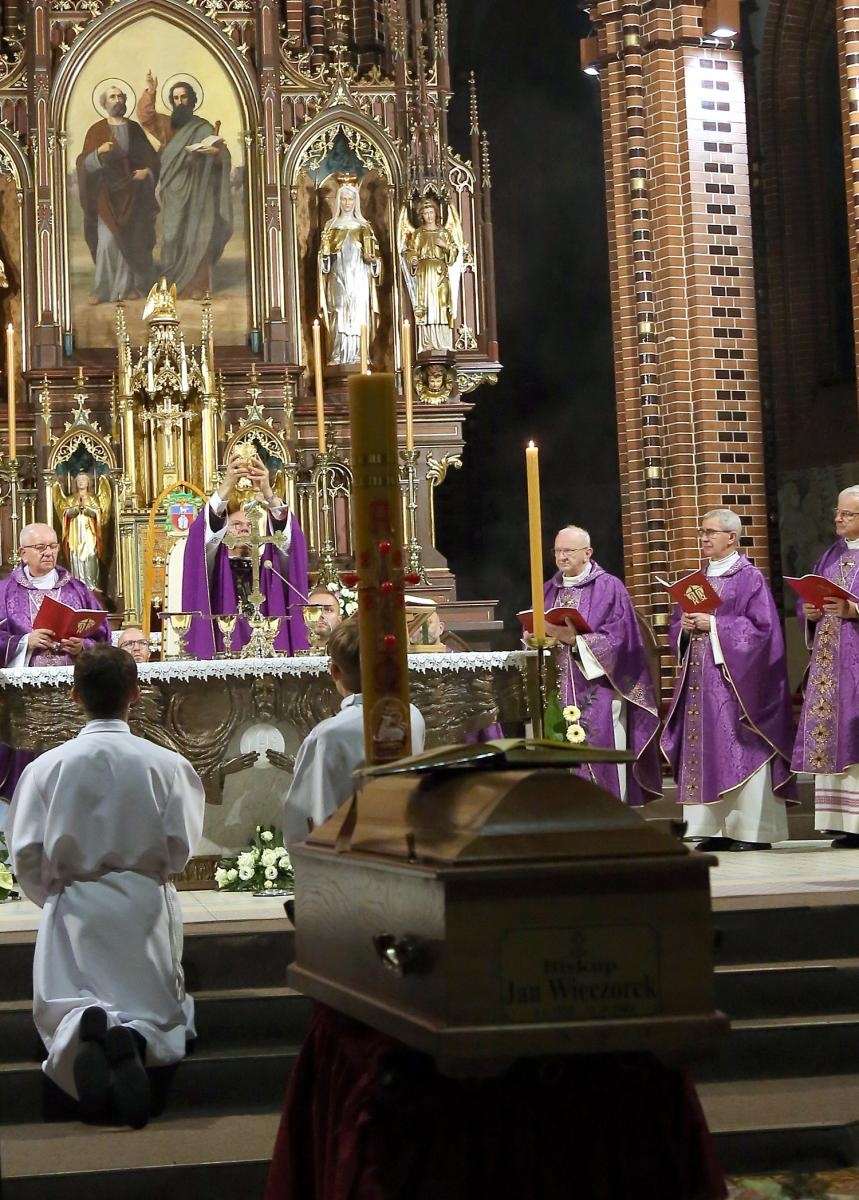 Zdjęcie w galerii na portalu naszraciborz.pl: Trwają uroczystości pogrzebowe śp. bpa Jana Wieczorka [FOTO] wiadomości z regionu