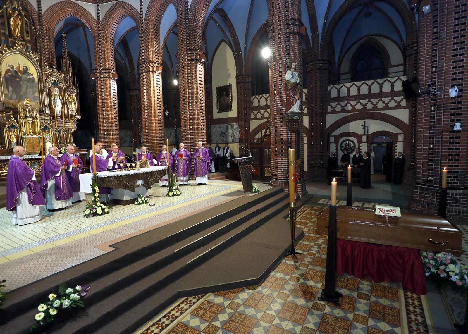 Zdjęcie w galerii na portalu naszraciborz.pl: Trwają uroczystości pogrzebowe śp. bpa Jana Wieczorka [FOTO] wiadomości z regionu