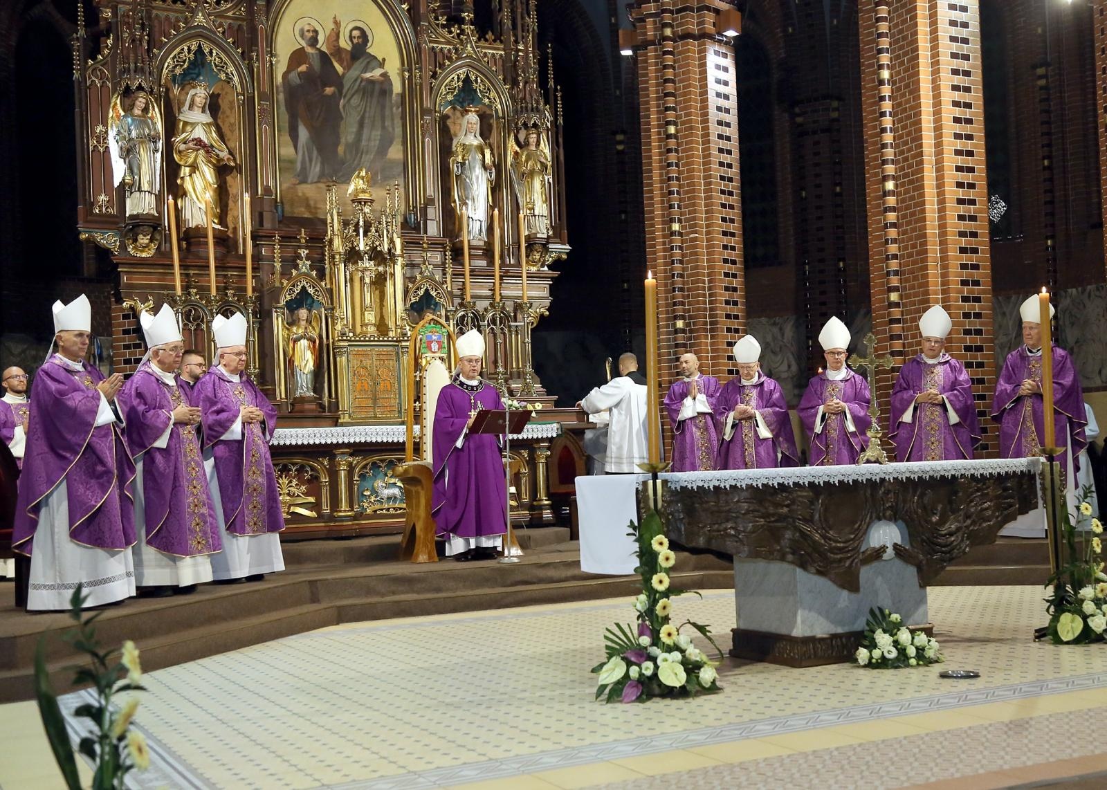 Zdjęcie w galerii na portalu naszraciborz.pl: Trwają uroczystości pogrzebowe śp. bpa Jana Wieczorka [FOTO] wiadomości z regionu
