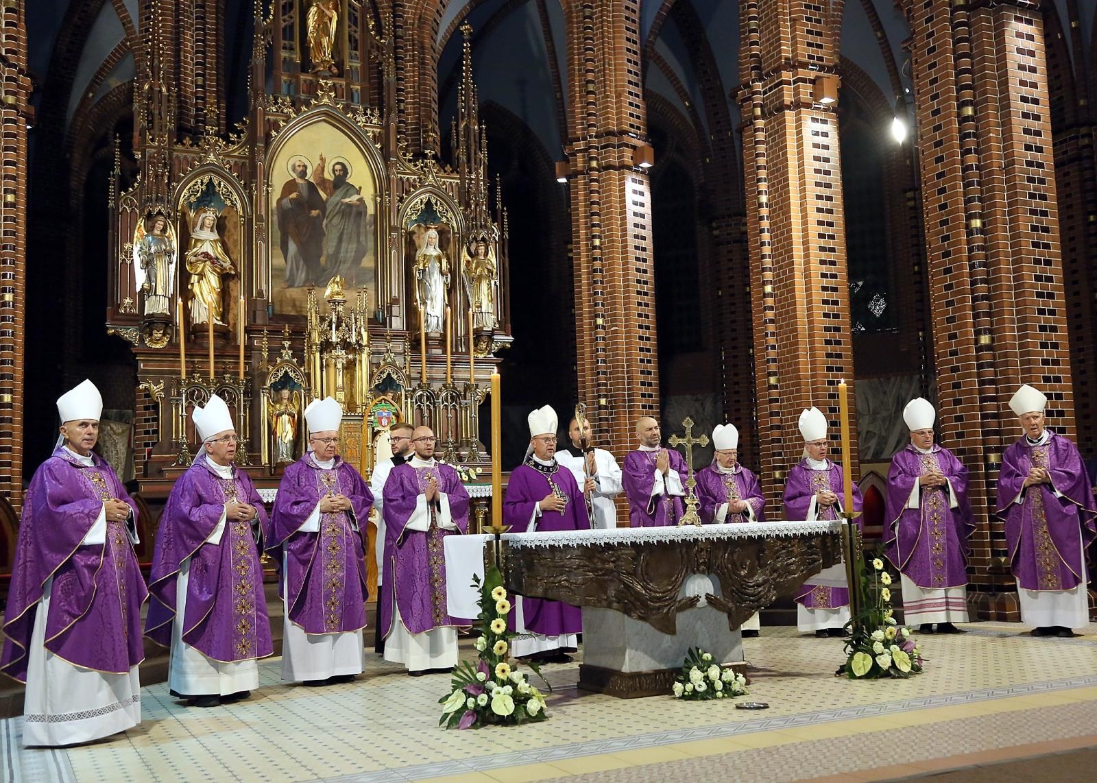 Zdjęcie w galerii na portalu naszraciborz.pl: Trwają uroczystości pogrzebowe śp. bpa Jana Wieczorka [FOTO] wiadomości z regionu
