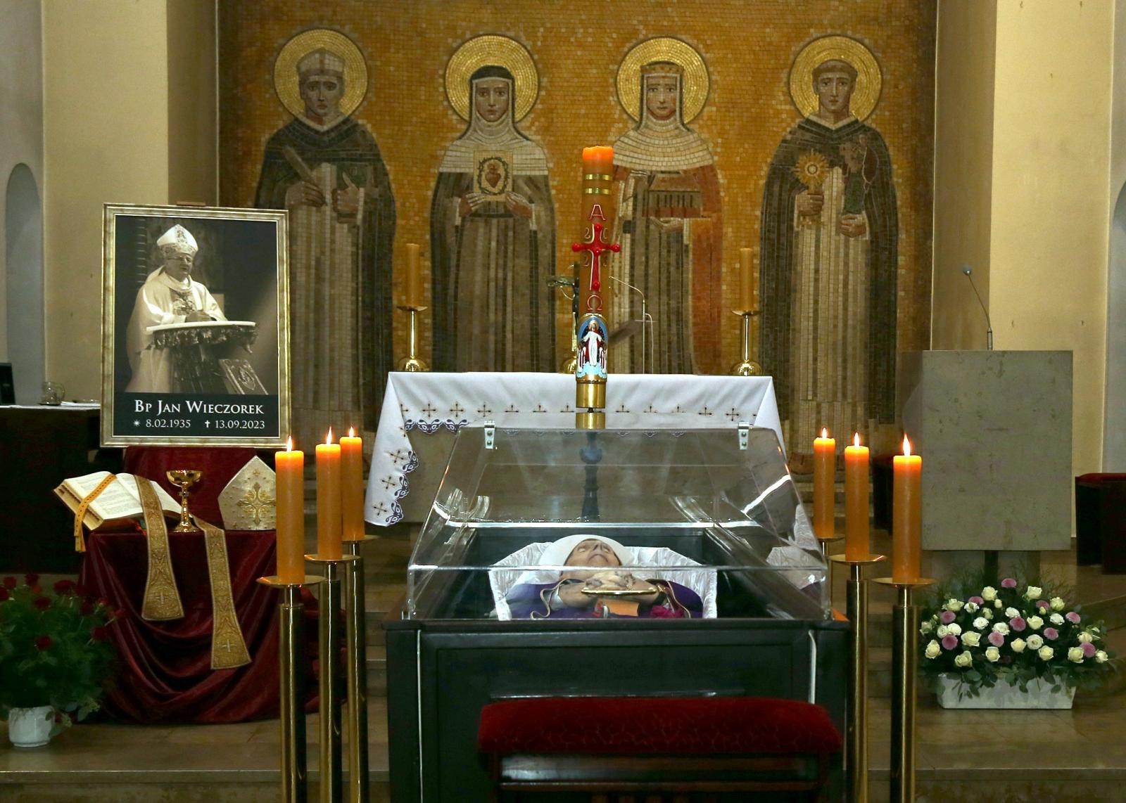 Zdjęcie w galerii na portalu naszraciborz.pl: Trwają uroczystości pogrzebowe śp. bpa Jana Wieczorka [FOTO] wiadomości z regionu